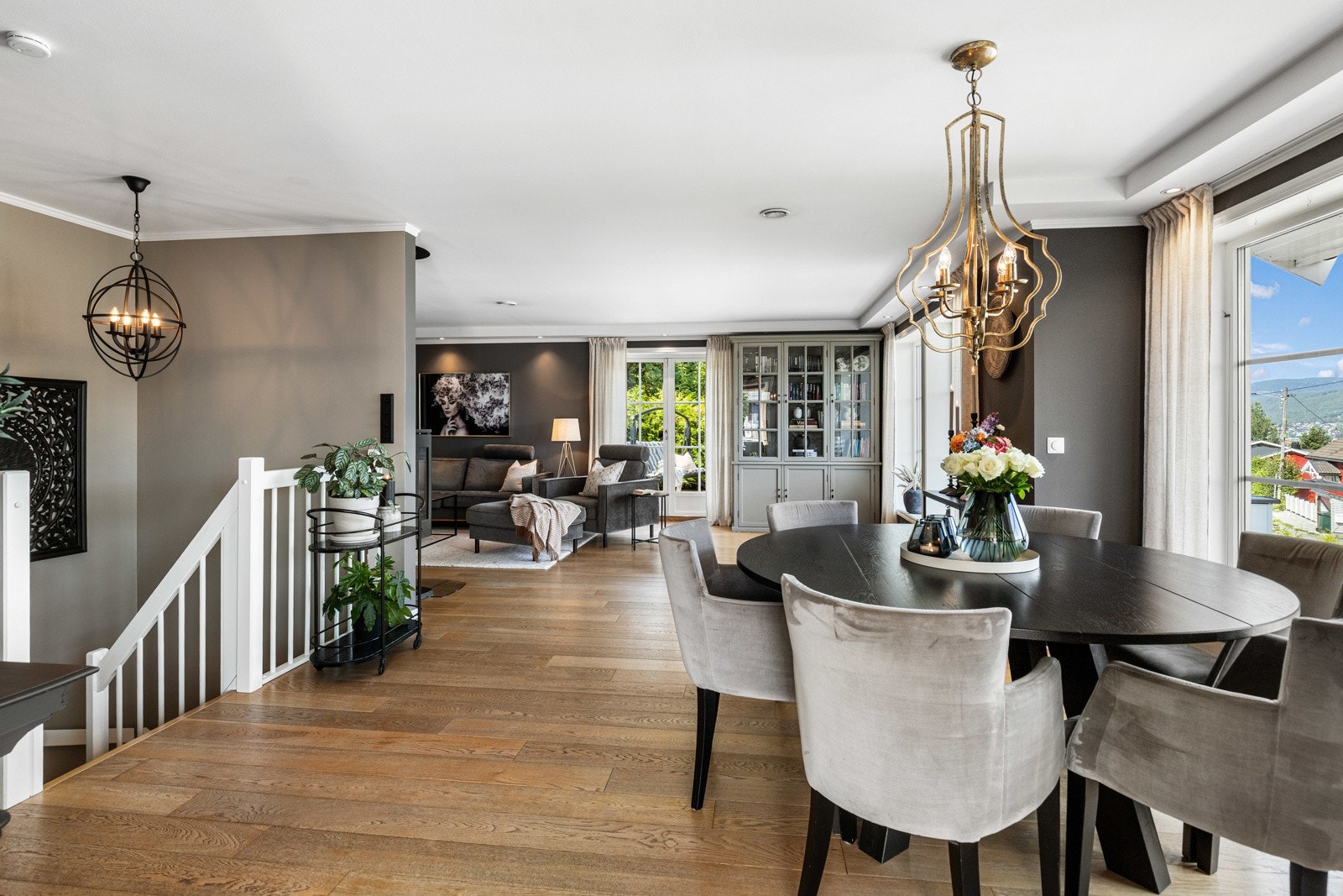 Elegant stue- og spisestueløsning med store vindusflater, flott lysinnslipp og utgang til terrasse. Et rom som innbyr til både hyggelige middager og avslappende kvelder. Galleribilde