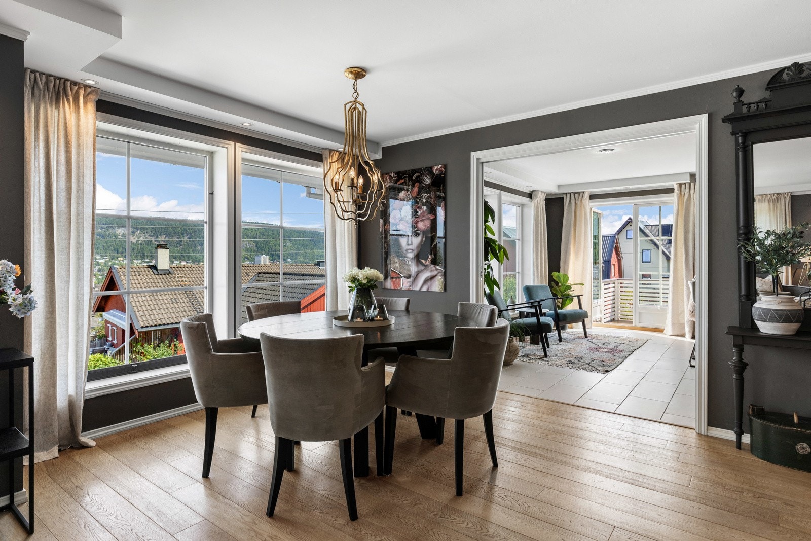 Moderne og innbydende spisestue med flott utsikt og åpen løsning mot stue og terrasse. Perfekt for sosiale måltider og hyggelige sammenkomster. Galleribilde