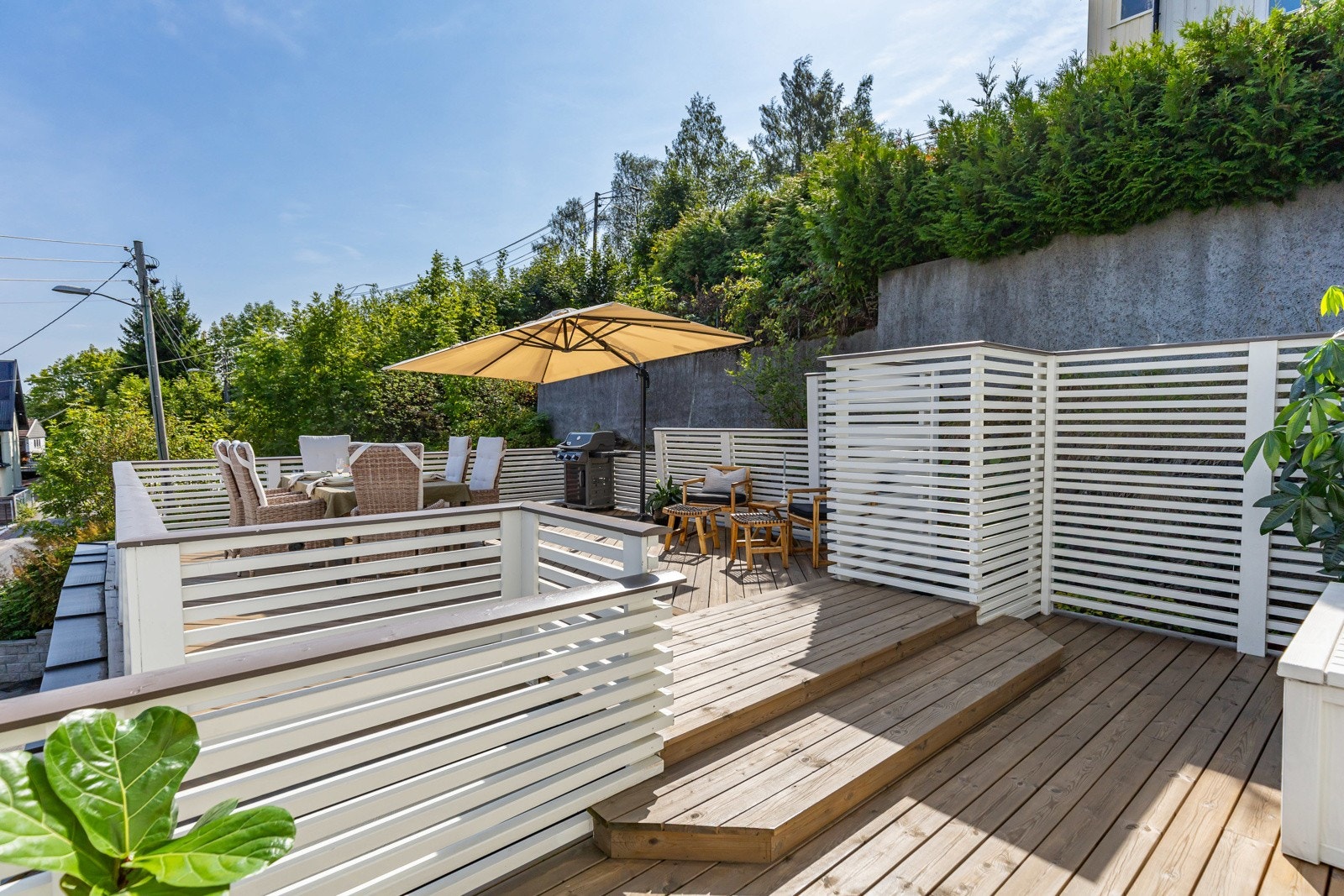 Romslig terrasse med flere soner for både spising, grilling og avslapning. Galleribilde