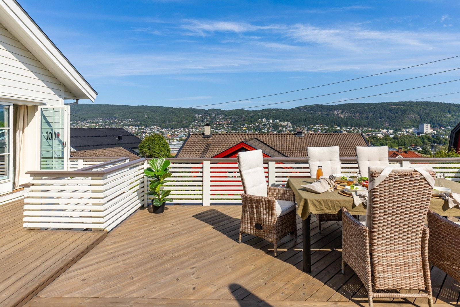 Terrasse med flott utsikt over Drammen. Her kan du nyte solrike dager og hyggelige måltider utendørs. Galleribilde