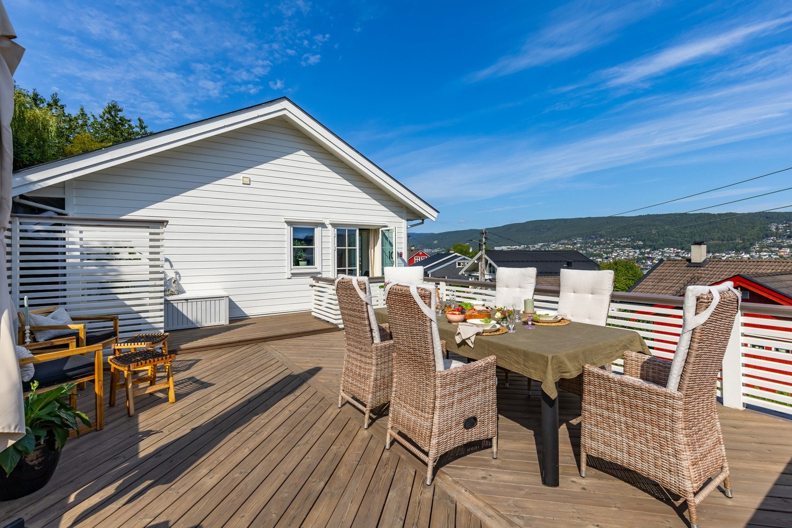 Stor terrasse med plass til både grill, spiseplass og loungemøbler. Galleribilde