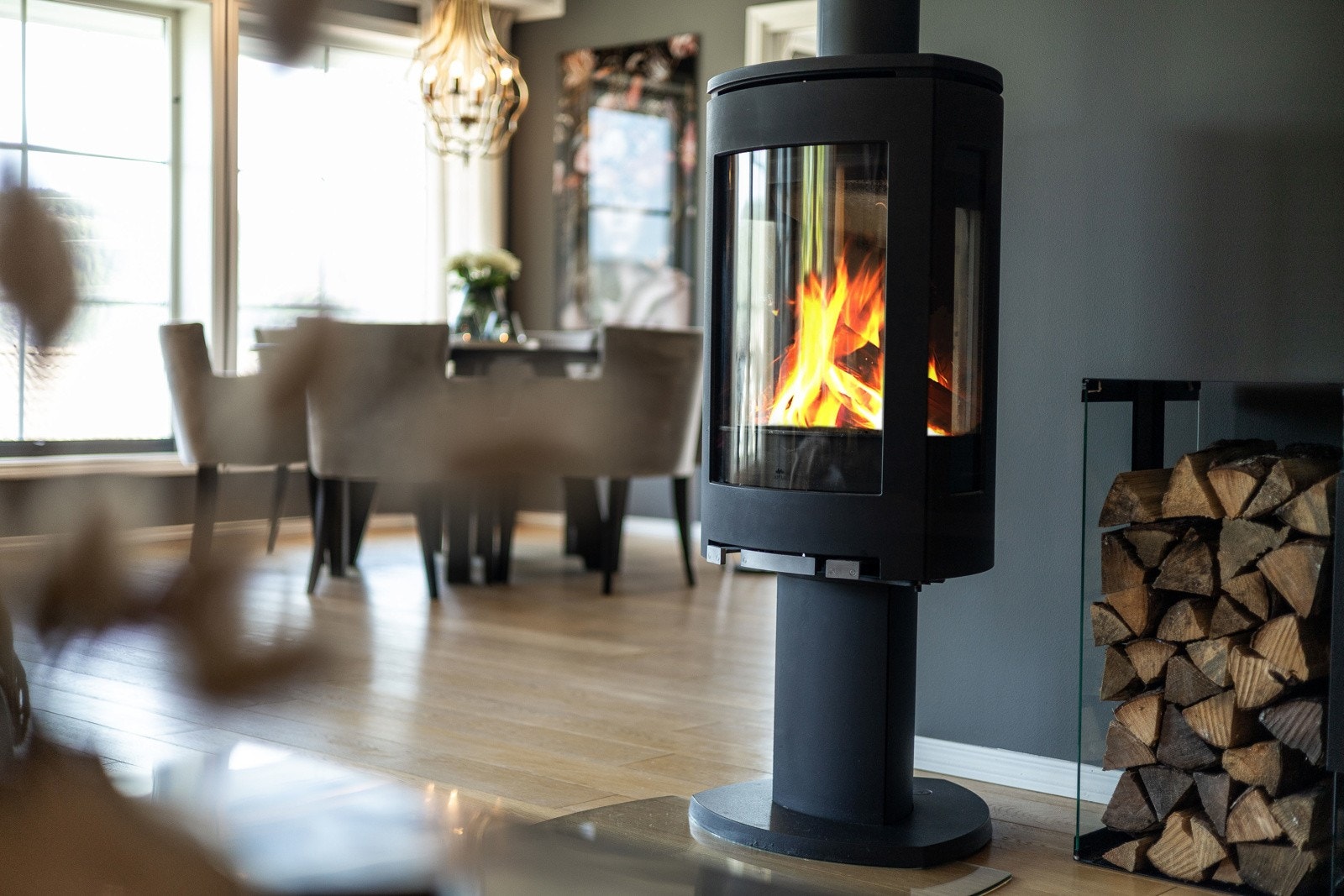 Vedovnen skaper en varm og koselig atmosfære - midtpunktet som gjør stuen ekstra innbydende på kjølige dager. Galleribilde