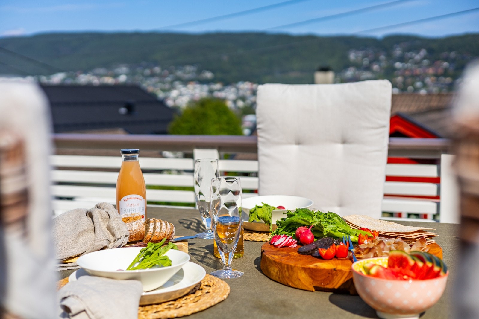 Terrassen byr på perfekte rammer for sommerlige måltider. Nyt gode smaker med flott utsikt som bakteppe. Galleribilde