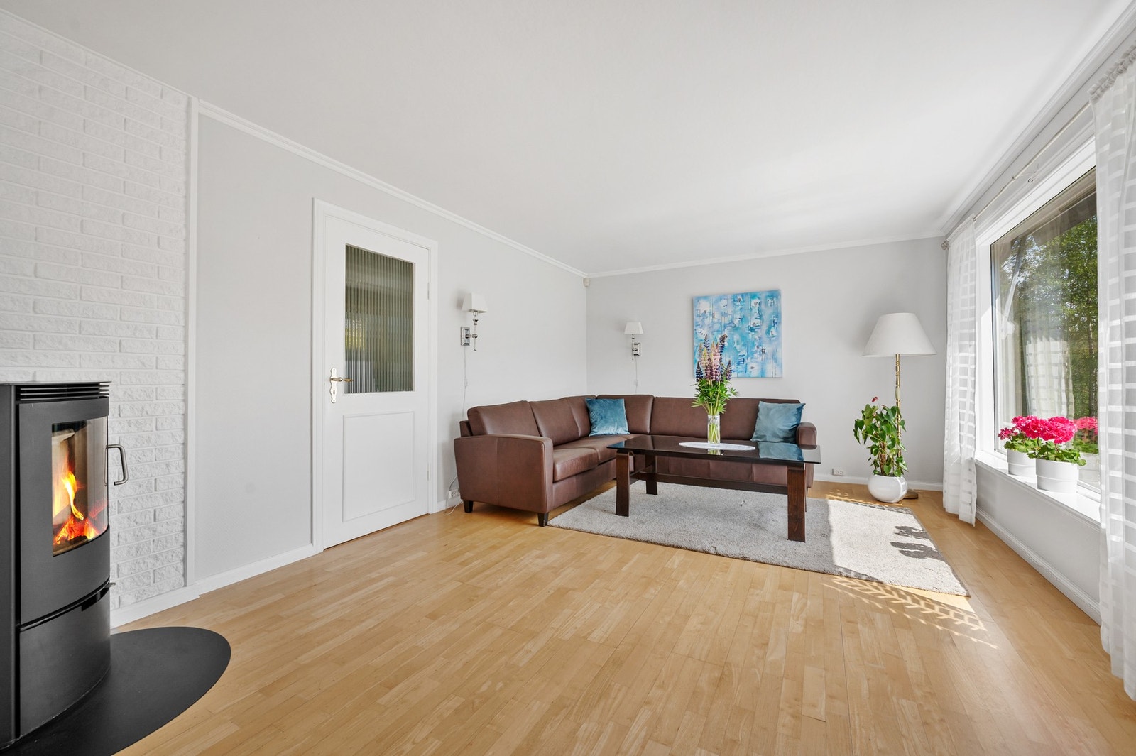 Det er installert en pen peisovn som fungerer som en naturlig midtdeler i rommet. Galleribilde