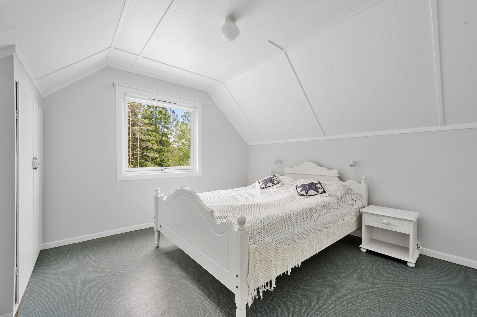 I denne etasjen er det 2 store soverom med god plass til seng, nattbord og garderobe. Begge rommene har plass til dobbeltseng. Galleribilde