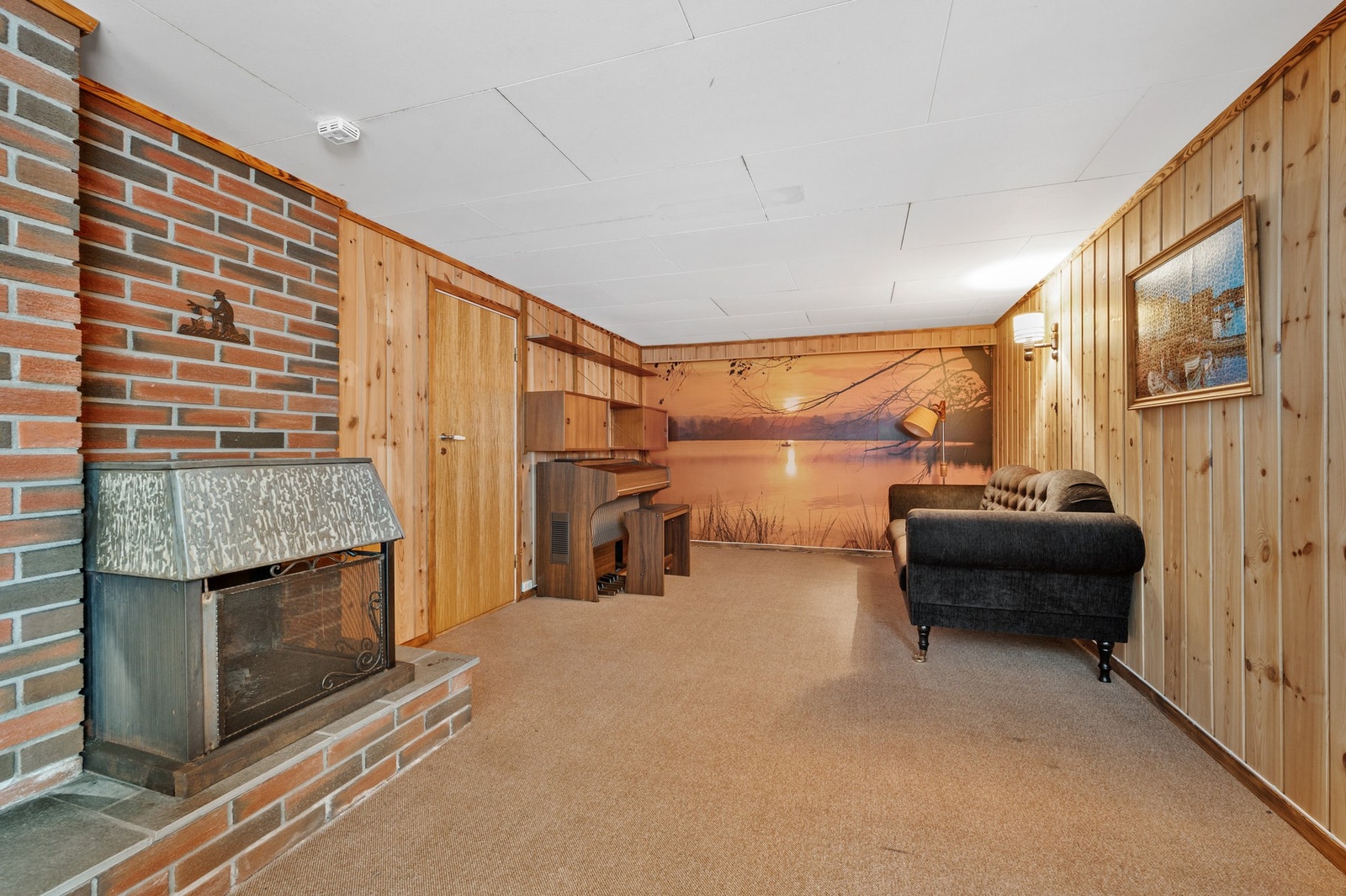 Stor kjellerstue som har vært brukt til sosiale begivenheter. Galleribilde