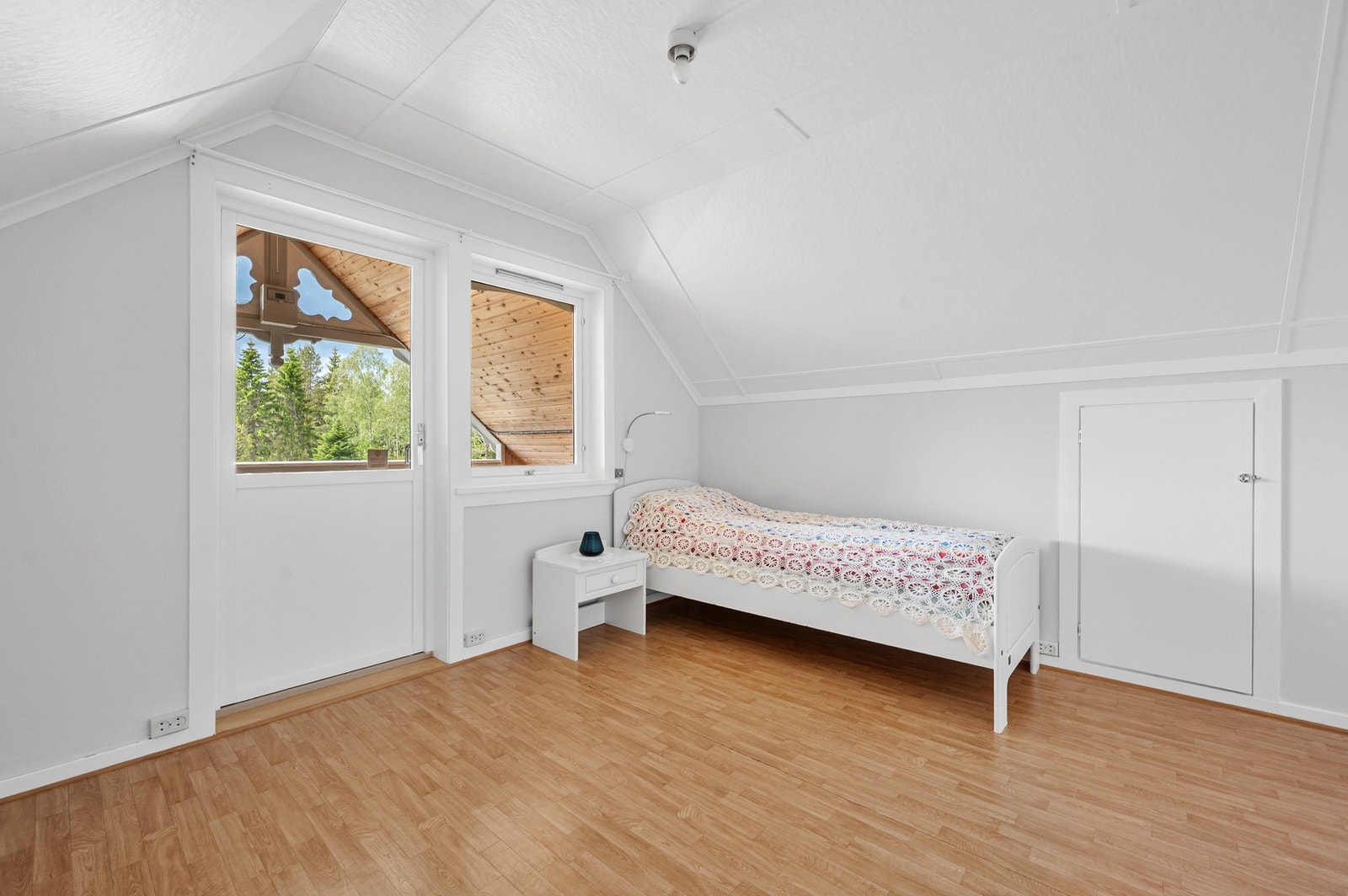 Soverom 3 har utgang til en hyggelig balkong med ettermiddagssol. Det er også lagring i kneveggene. Galleribilde