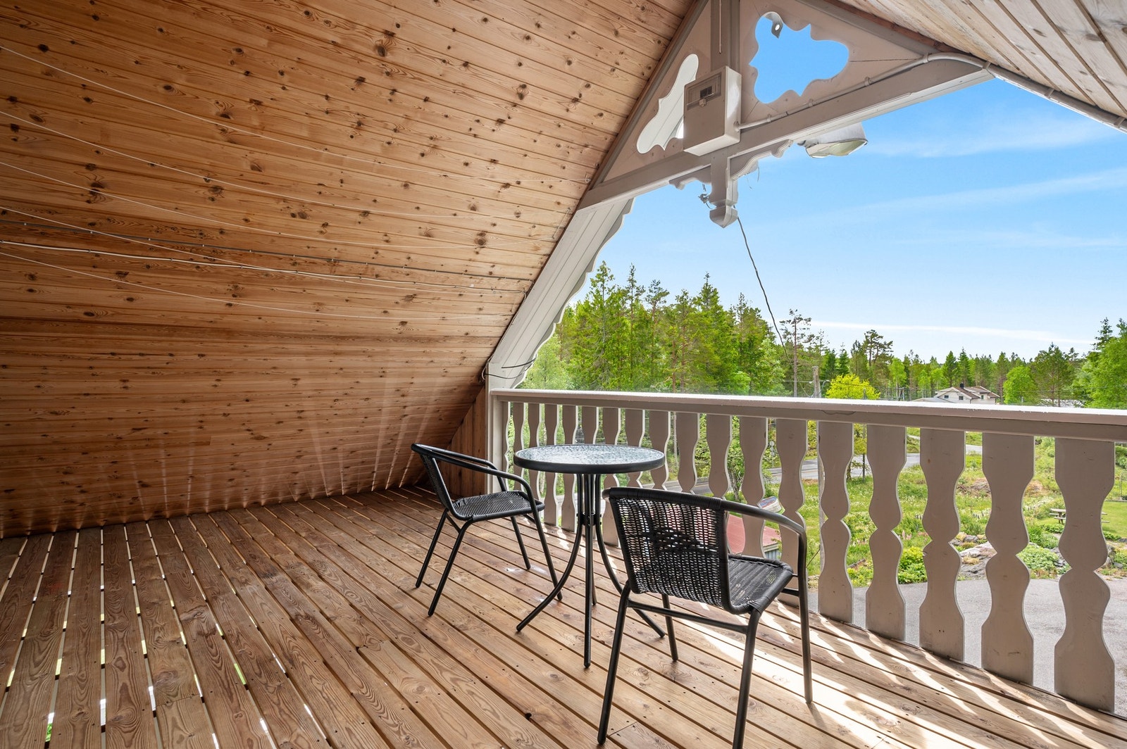 På balkongen kan man nyte ettermiddagssolen. Det er også en praktisk plass for å henge opp tøy. Galleribilde