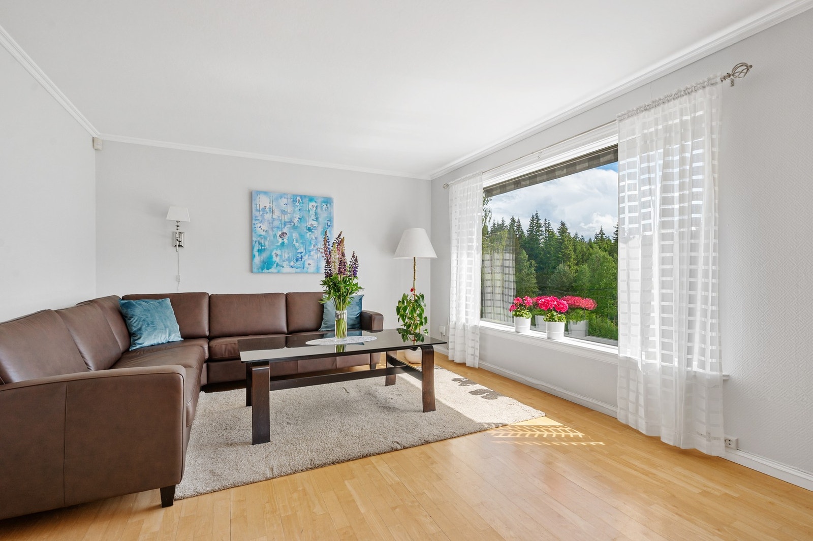 I stuen er det god plass til både sofagruppe og spisegruppe. Galleribilde