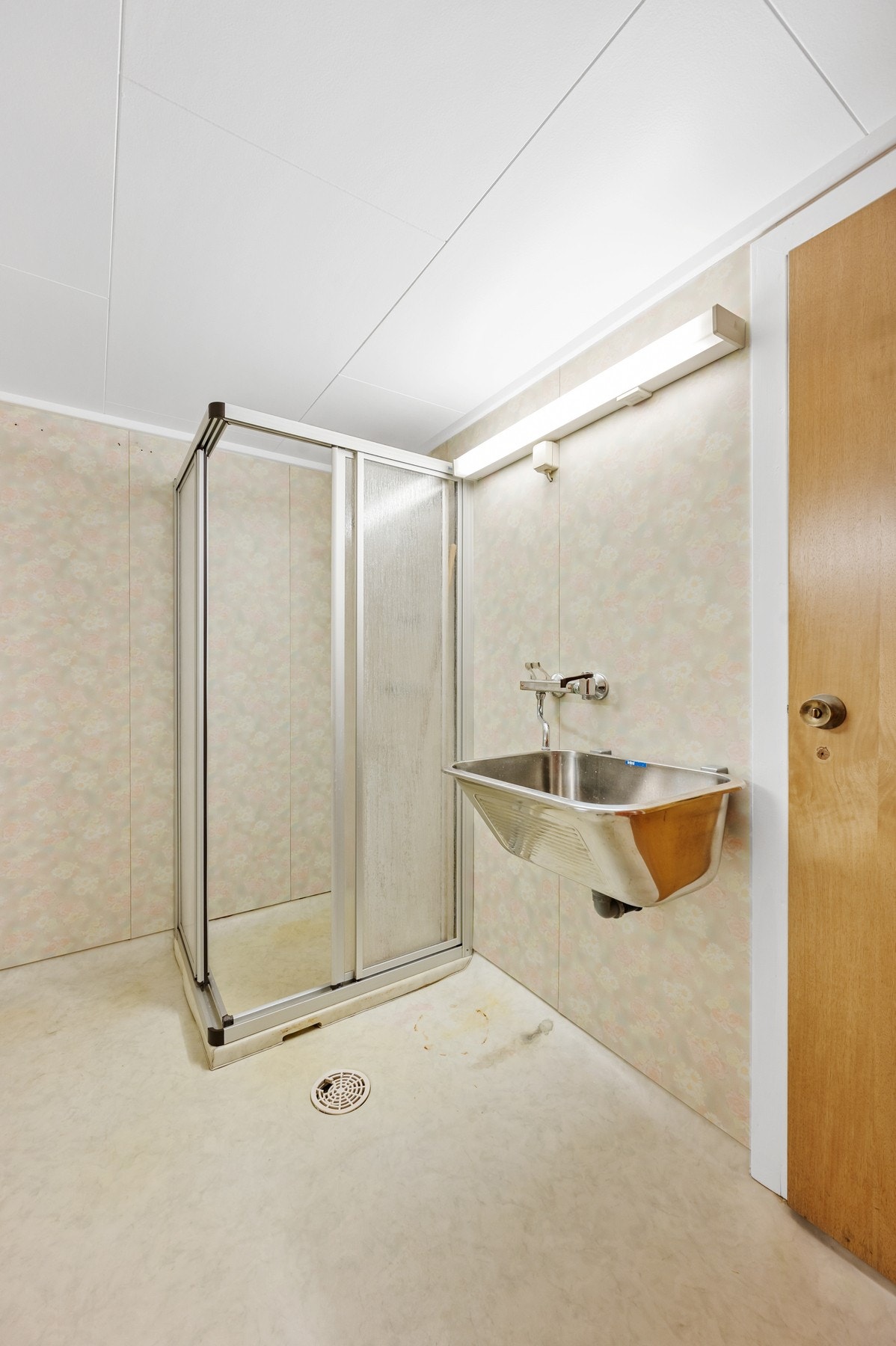 Våtrom med utslagsvask og dusj-hjørne. Galleribilde