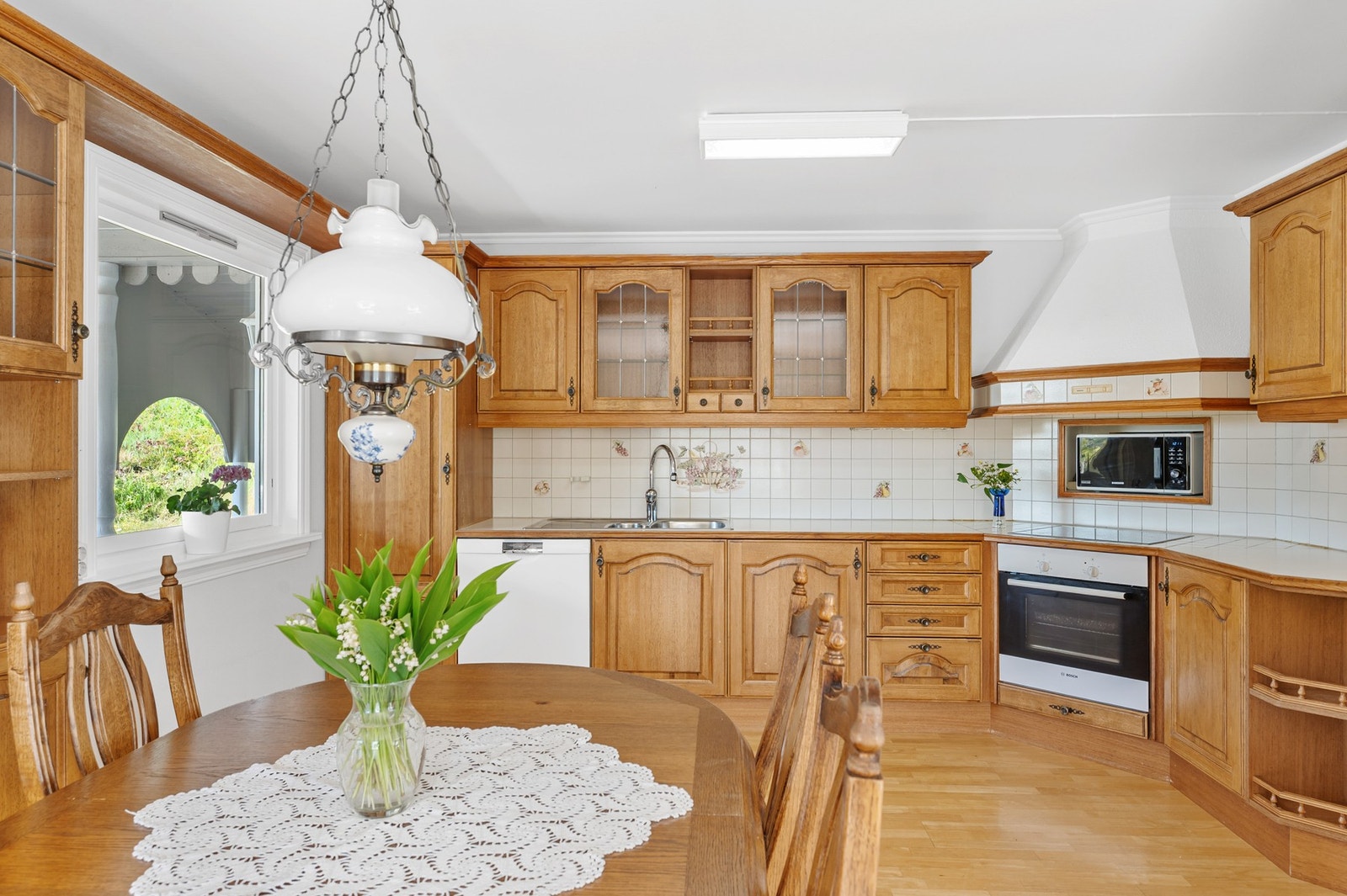 Kjøkkenet har godt med skap- og benkeplass. Galleribilde