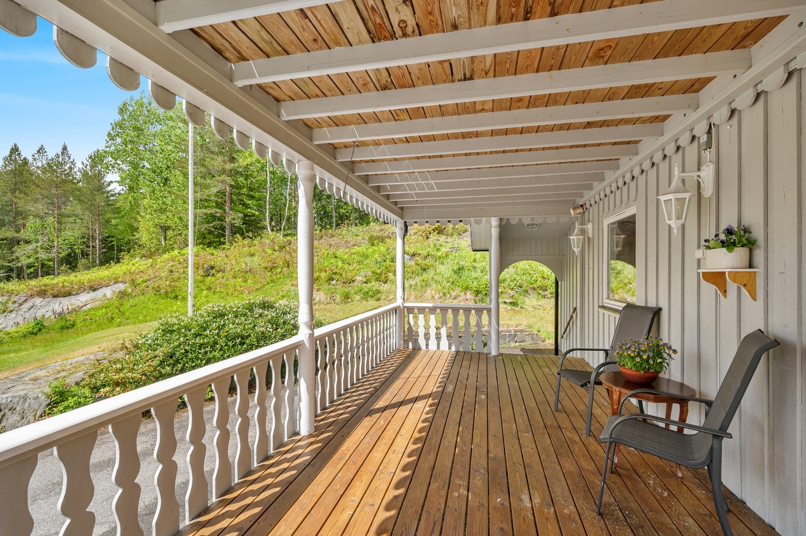 Overbygget terrasse med god plass til sittegruppe. Galleribilde
