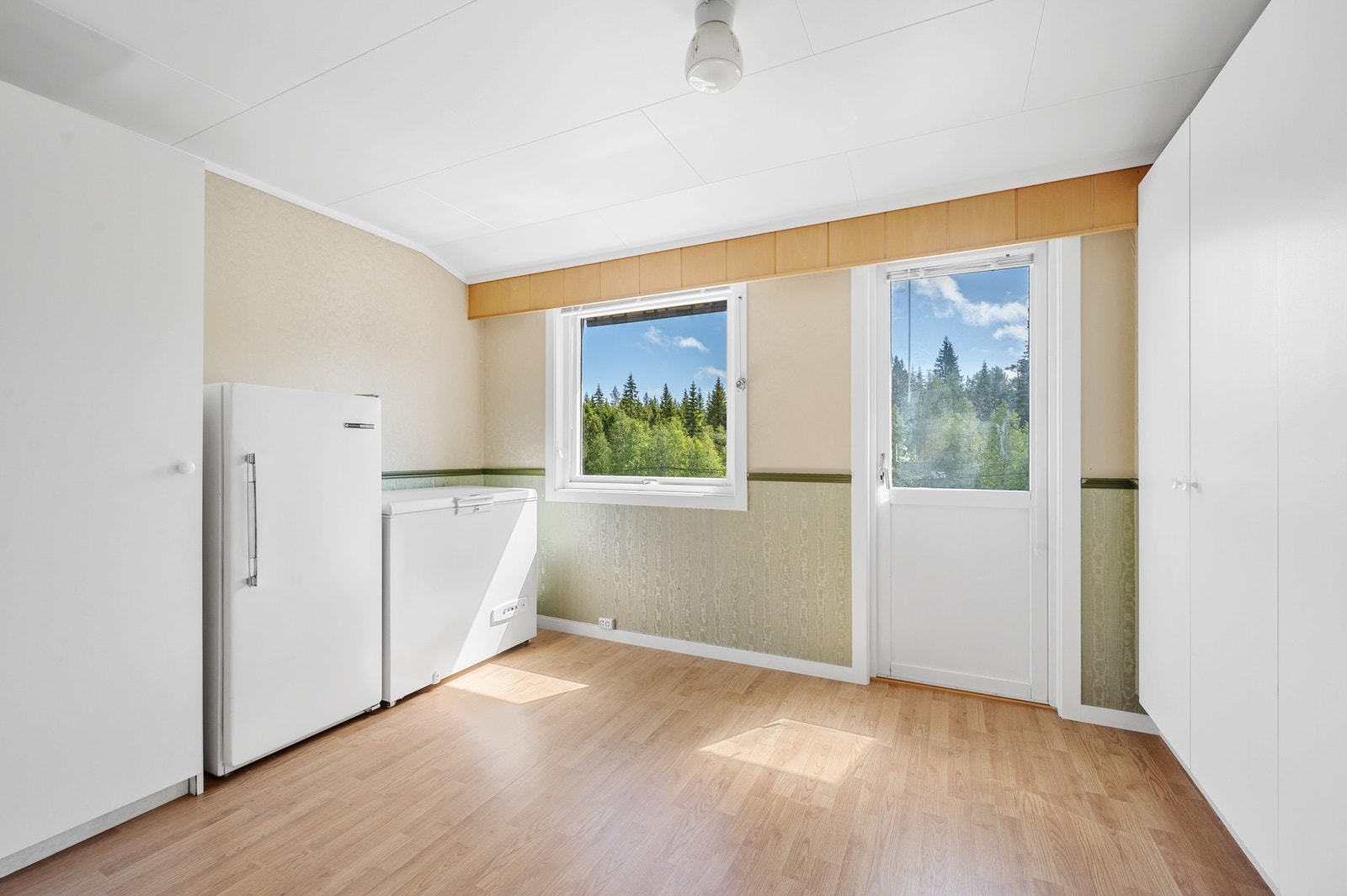 Soverom med god plass til dobbeltseng, nattbord og garderobe. Fra soverommet er det utgang til terrassen. Galleribilde