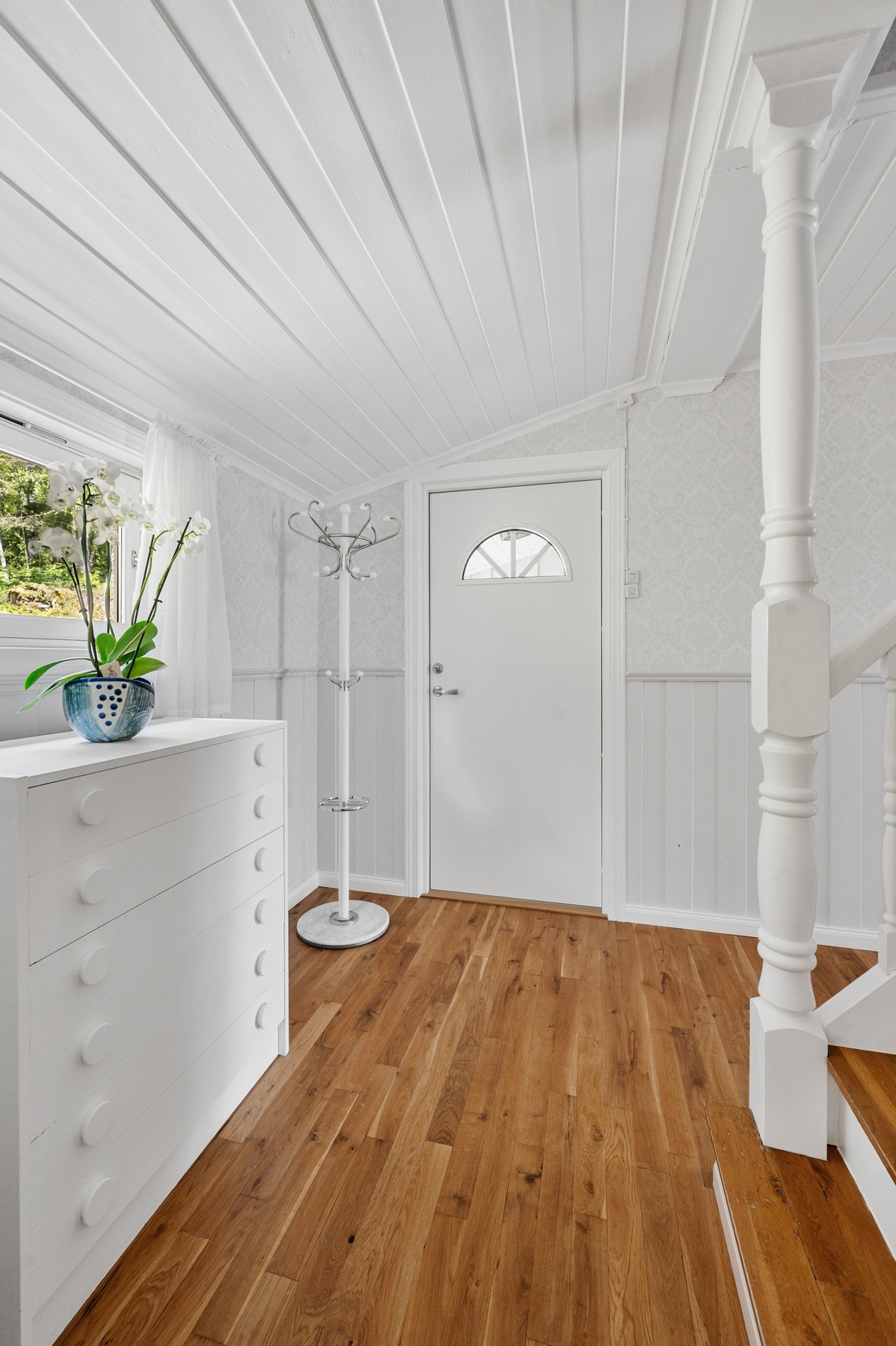 Fra hovedinngangen kommer du inn i en pen entrè med 3-stavs parkettgulv. Entrèn har god plass til kommode og lagring av jakker og sko. Galleribilde