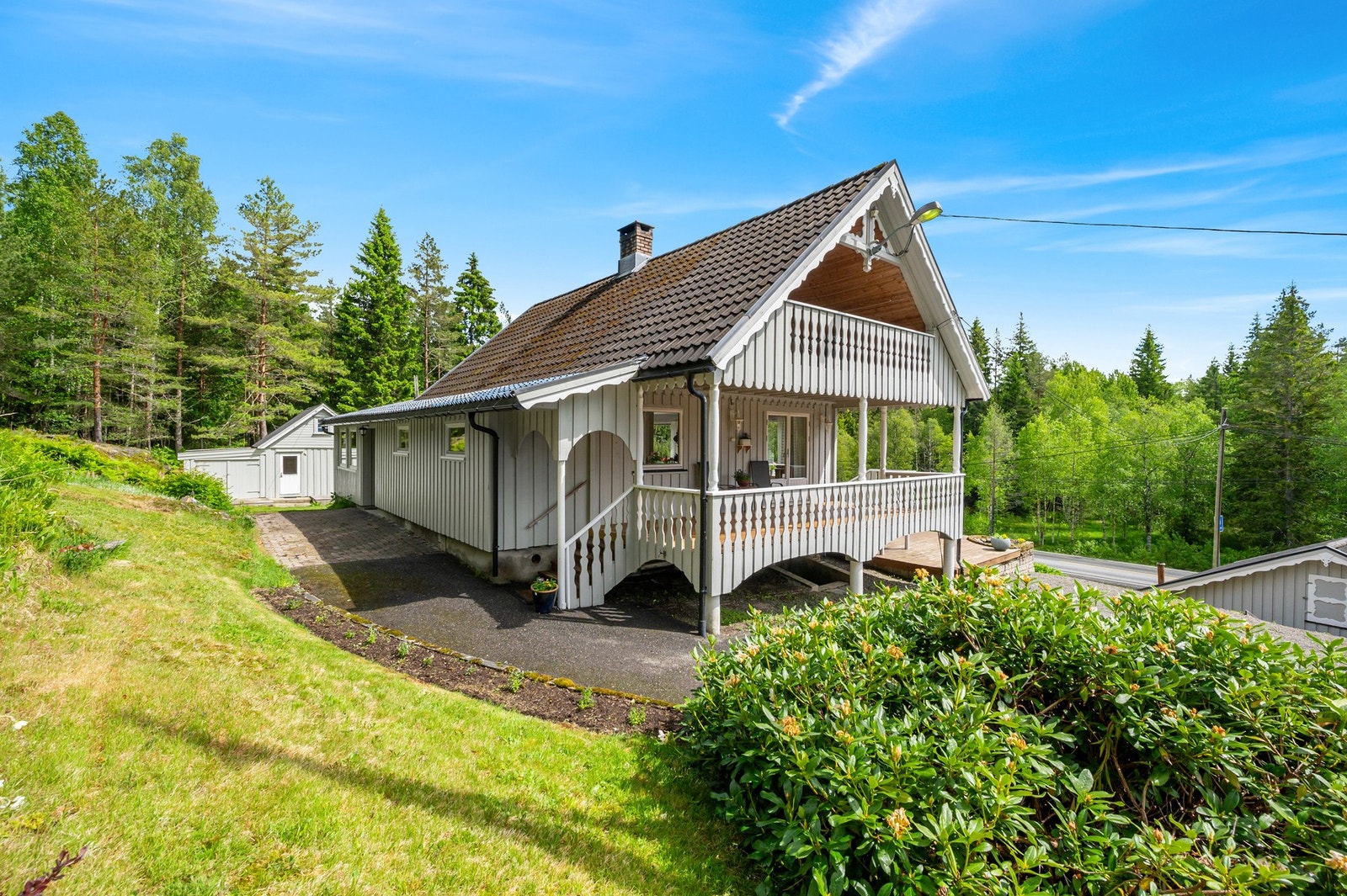 Fra veien og opp til huset er det lagt asfalt. Galleribilde