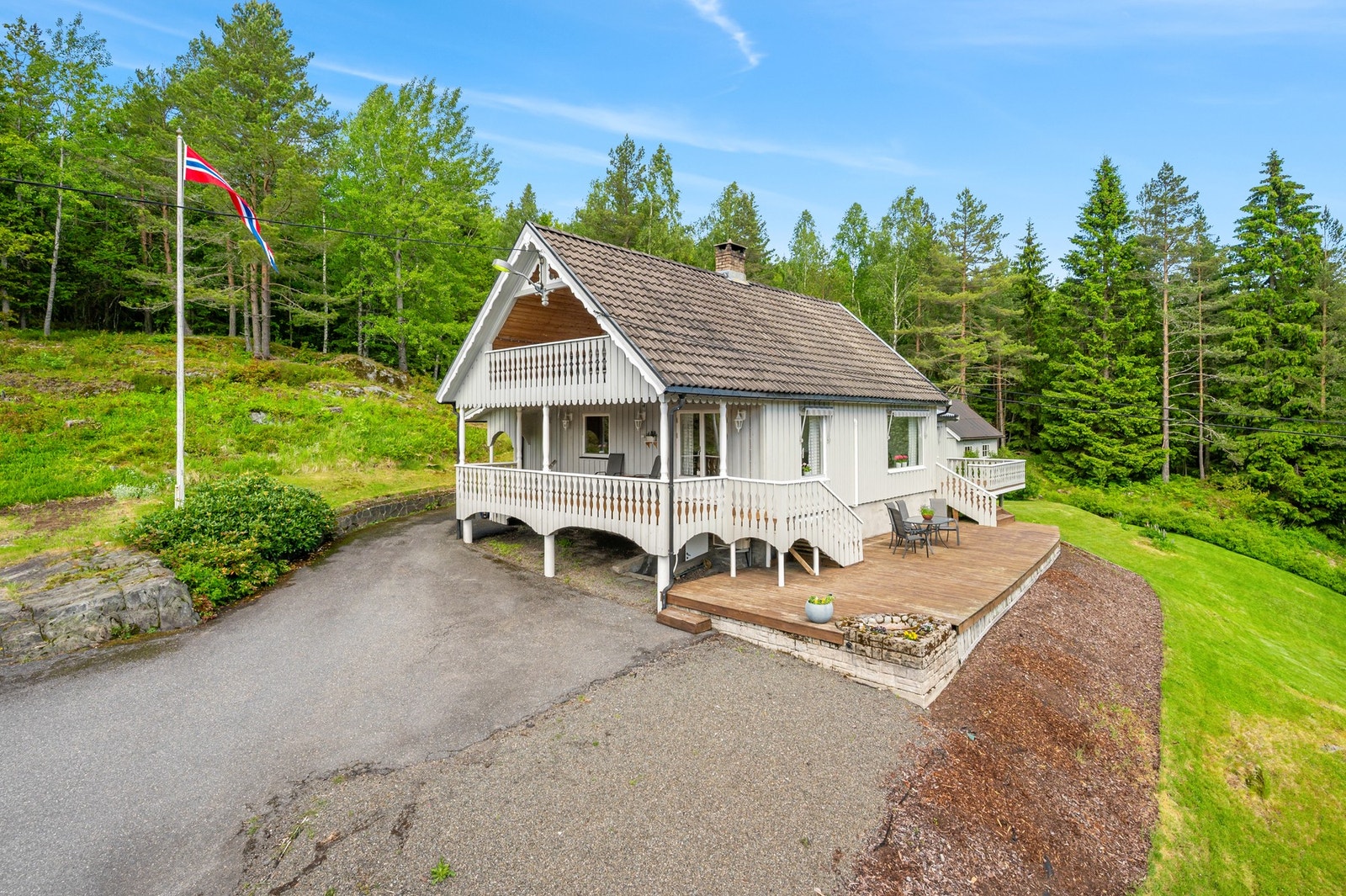 En hyggelig enebolig med dobbel garasje, stor tomt og godt innhold. Galleribilde