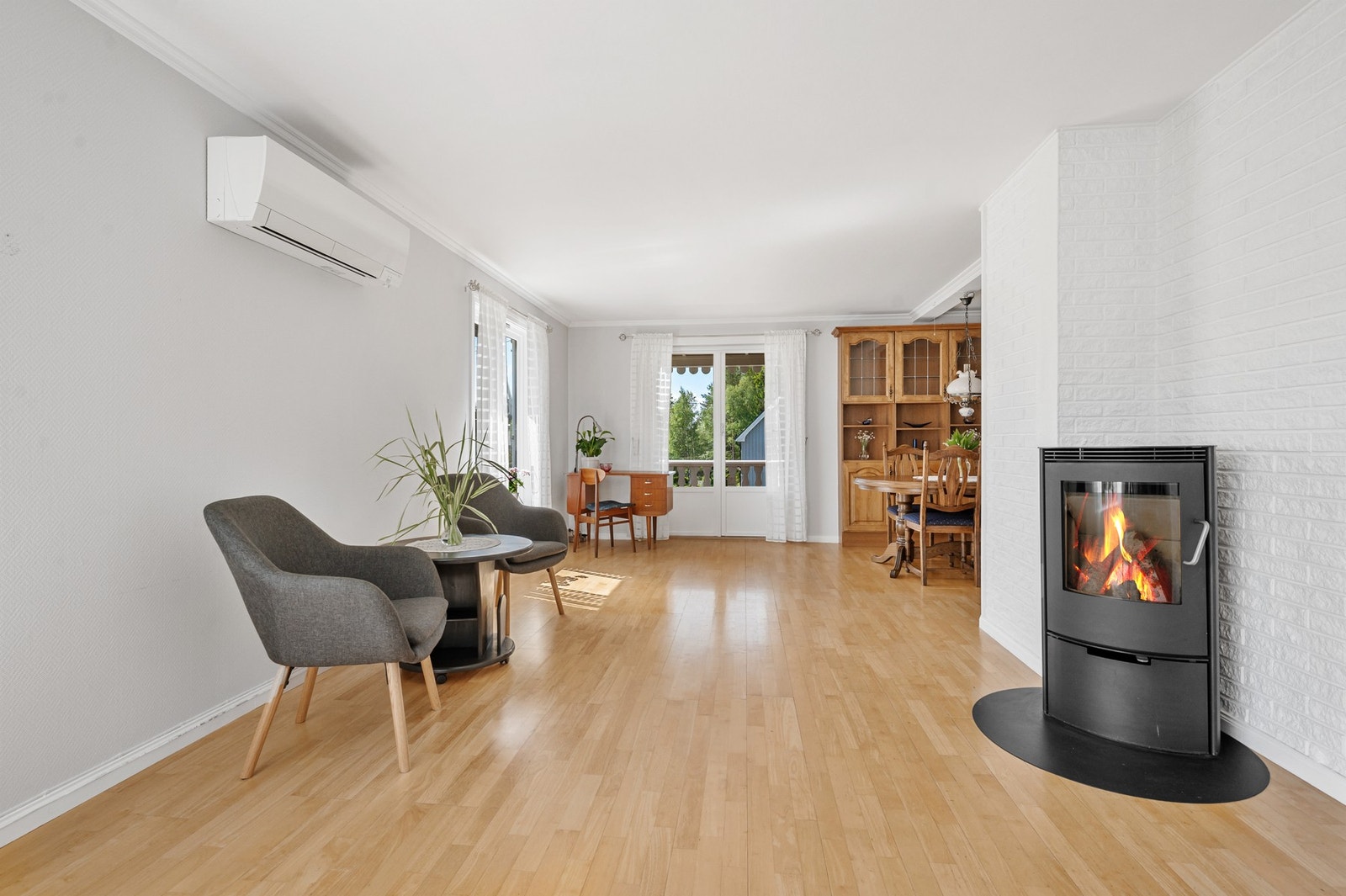 I stuen er det utgang til en hyggelig terrasse. Det er også satt inn varmepumpe som gir en effektiv oppvarming av boligen. Galleribilde