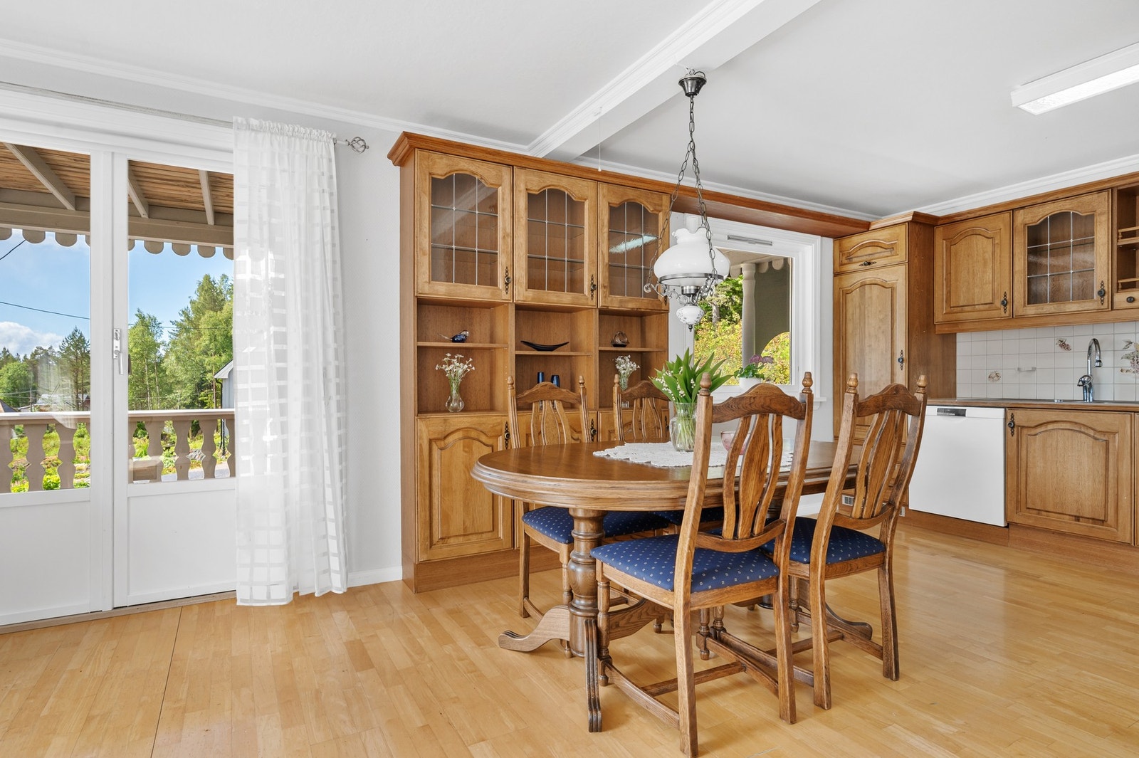 Hyggelig kjøkken med god plass til spisegruppe. Galleribilde