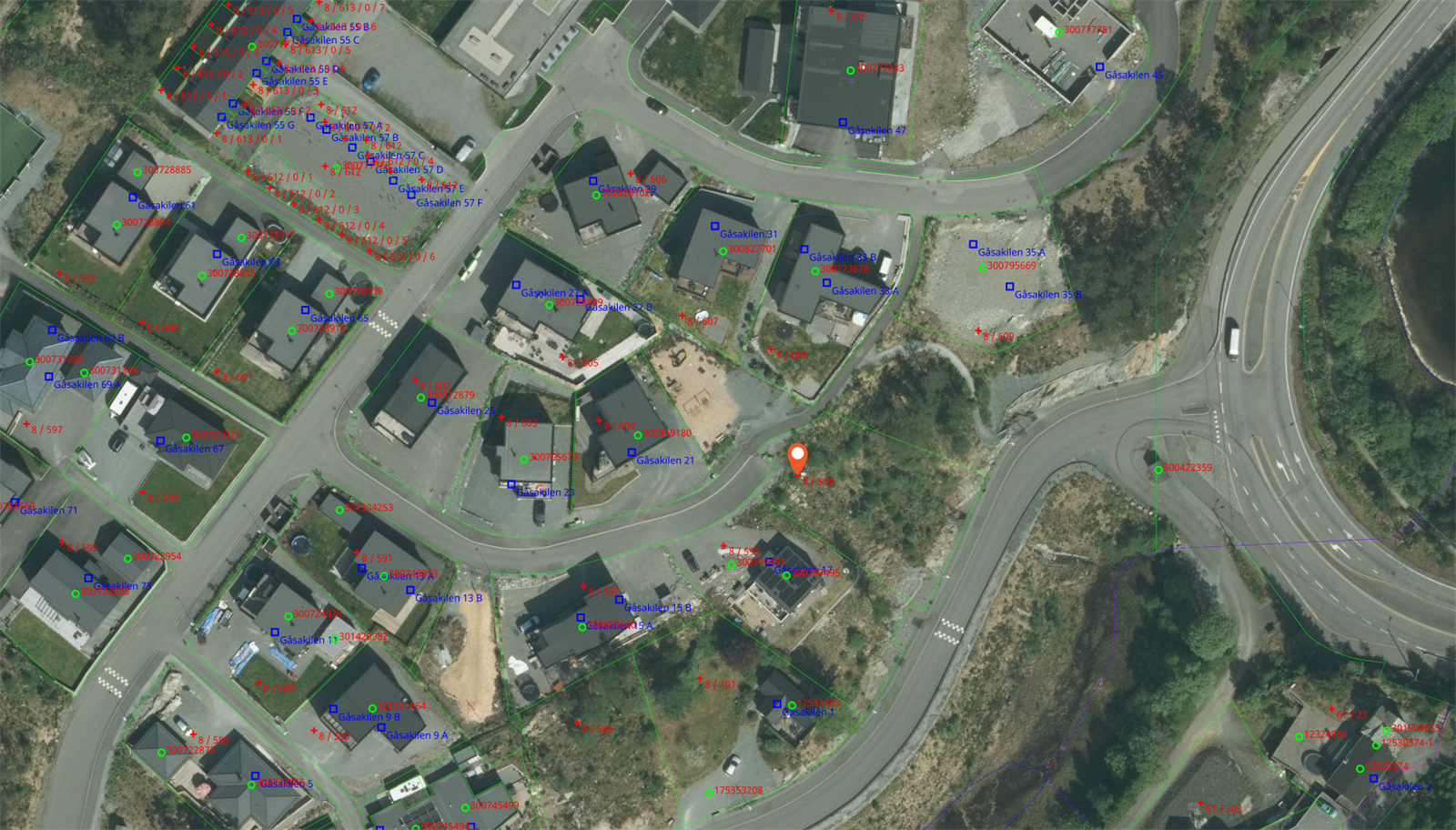 Tomten ligger i et veletablert boligområde på Søfteland i Bjørnafjorden kommune. Galleribilde