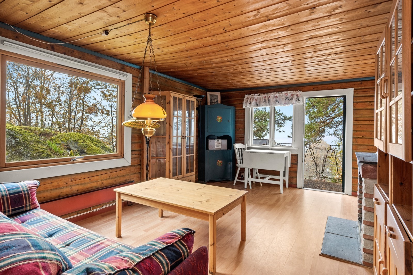 Stuen har direkte utgang til en solrik veranda på 8 kvm med fin utsikt mot naturen. Galleribilde