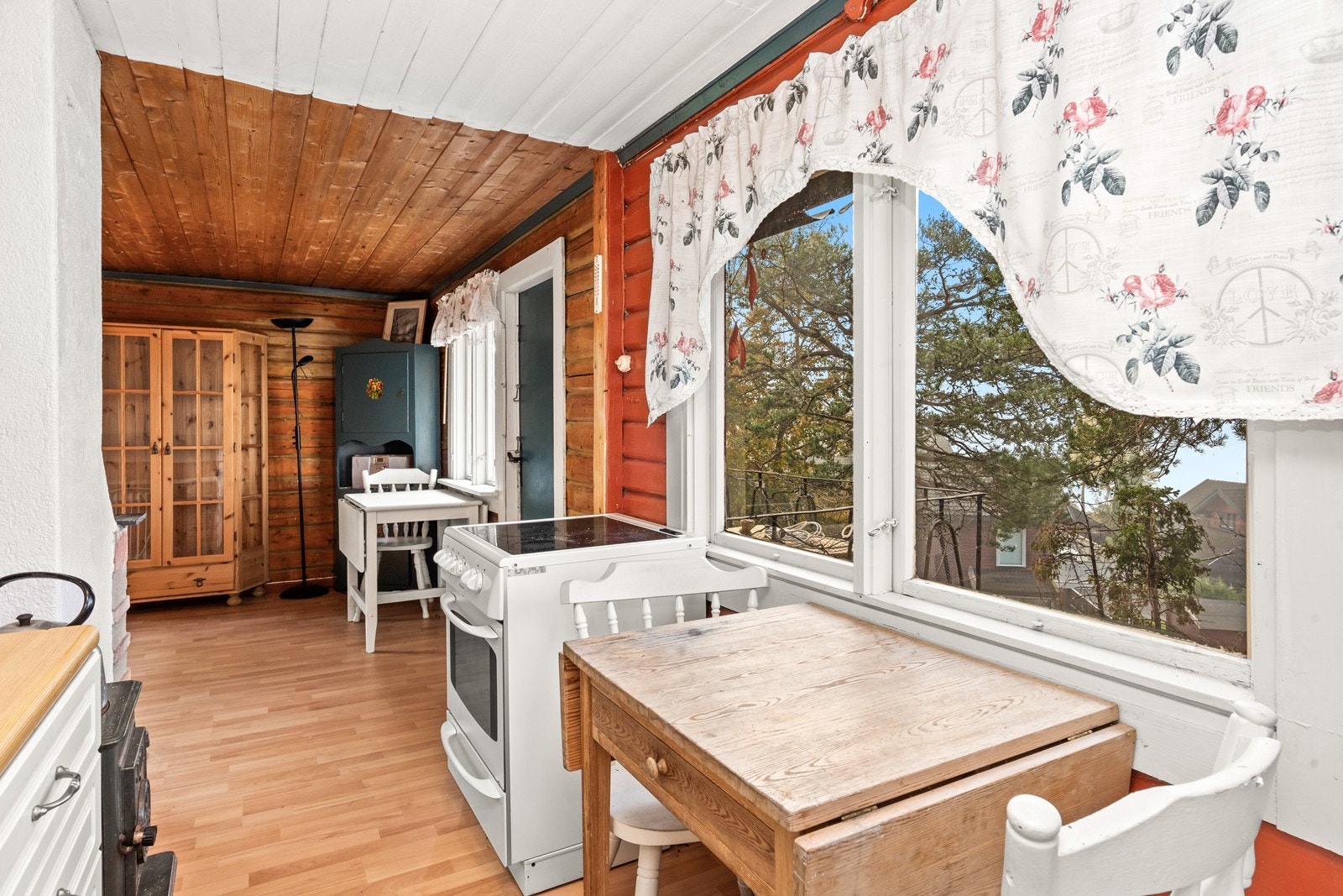 Lyst og trivelig kjøkken med store vinduer som slipper inn godt med dagslys. Galleribilde