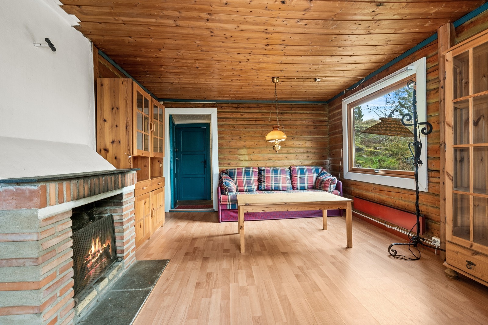 Lys og åpen stue med god plass til både sofakrok og spisebord. Galleribilde