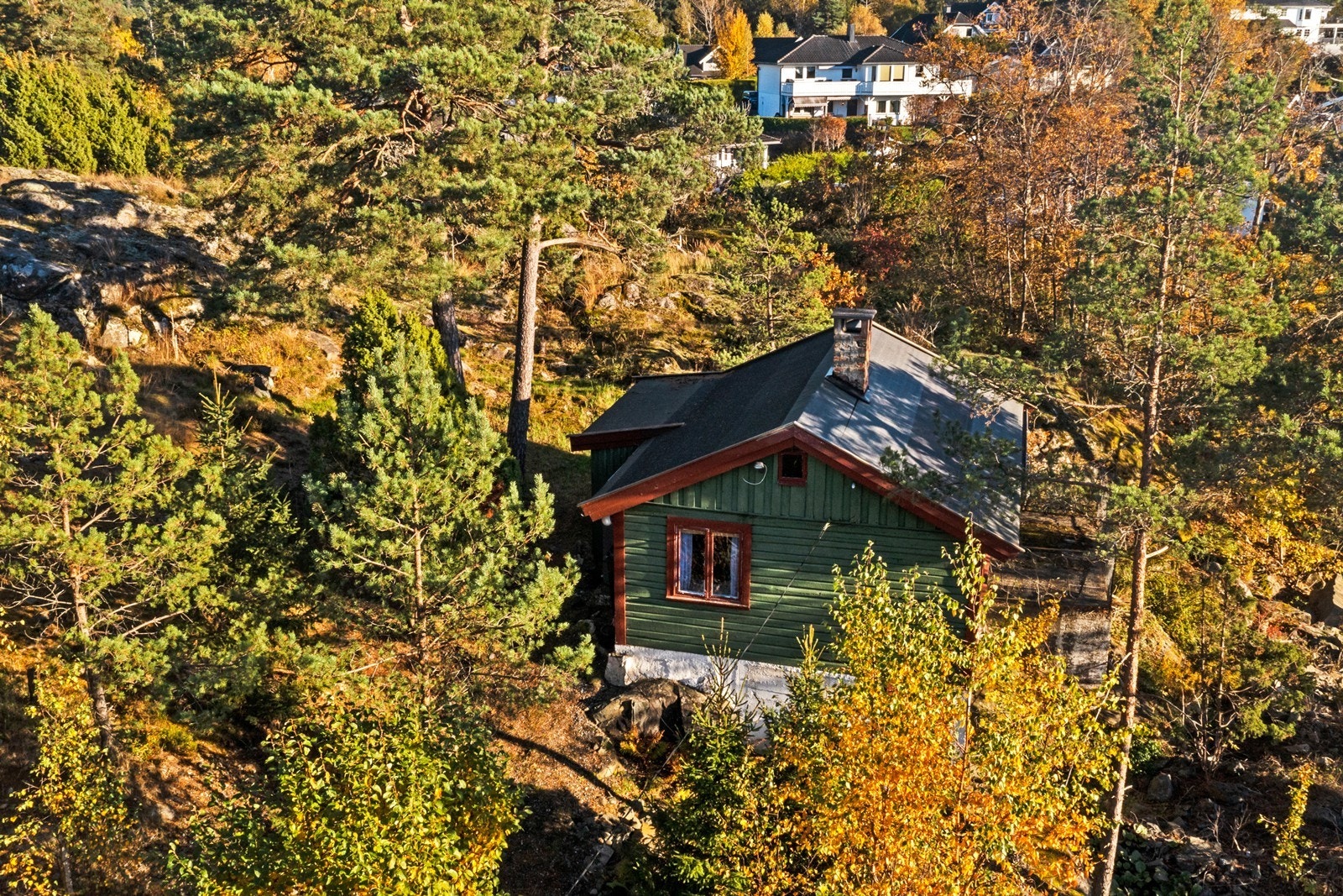 Eiendommen ligger på en stor festet tomt på 2 265 kvm. Galleribilde