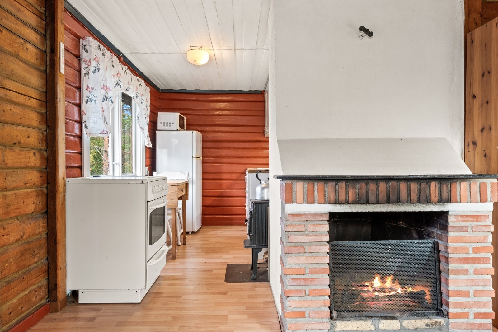 Delvis åpen løsning mellom kjøkken og stue. Galleribilde