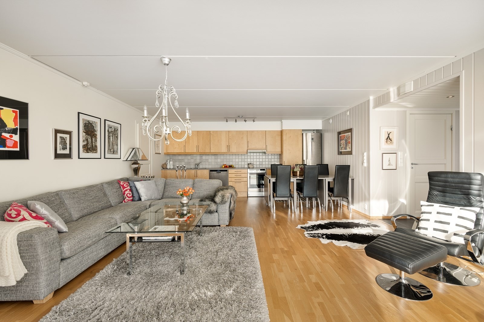 Oppholdsrommet er åpent og sosialt med gode muligheter til å møblere. Galleribilde