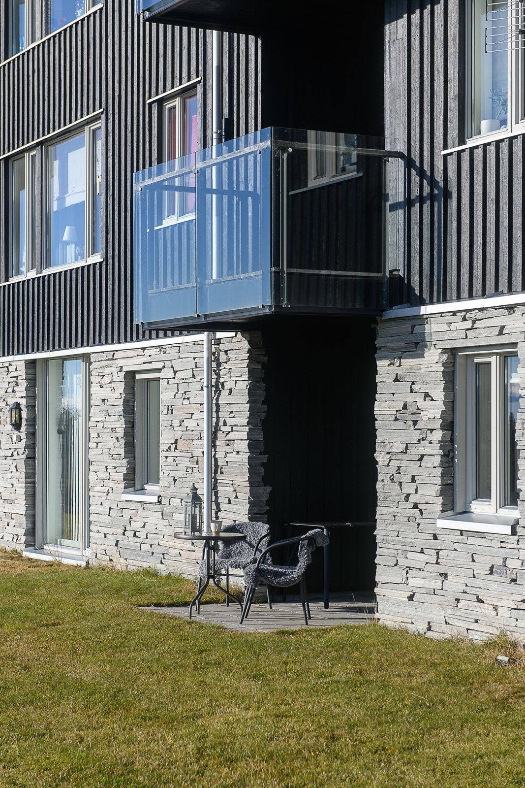 Lun uteplass med utgang fra stua har steinheller. Her kan du nyte sola forholdvis skjermet for innsyn. Galleribilde