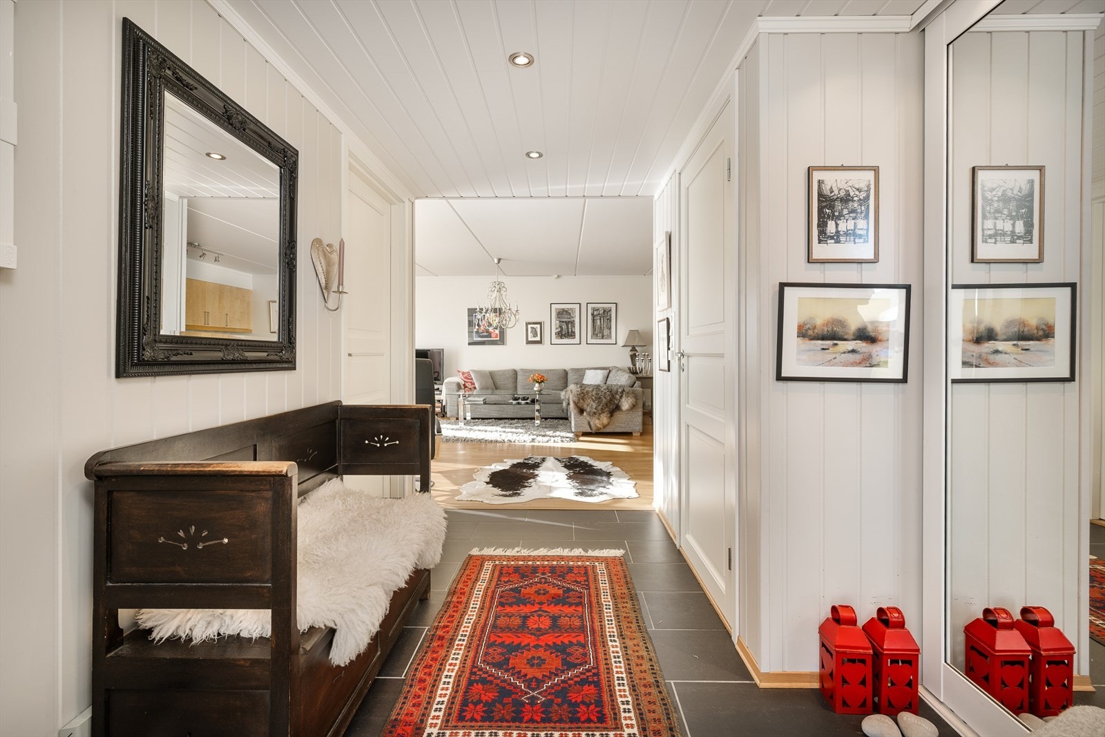 Entré har flislagt gulv med varmekabler. Det er også plass til møbler for oppbevaring. Galleribilde