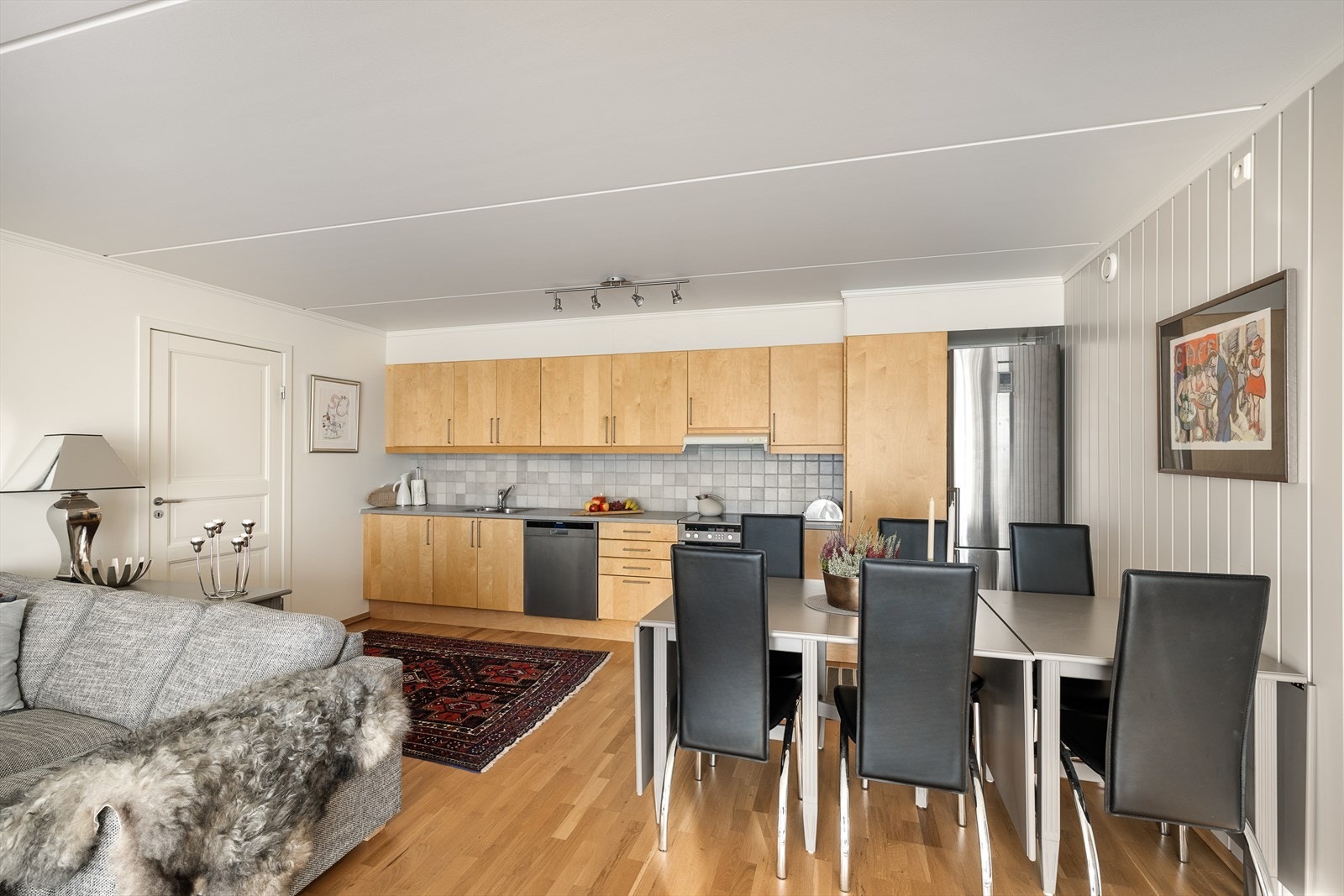 Kjøkkenet har fronter i bjørk. Det er plass til komfyr, kjøleskap og oppvaskmaskin. Galleribilde