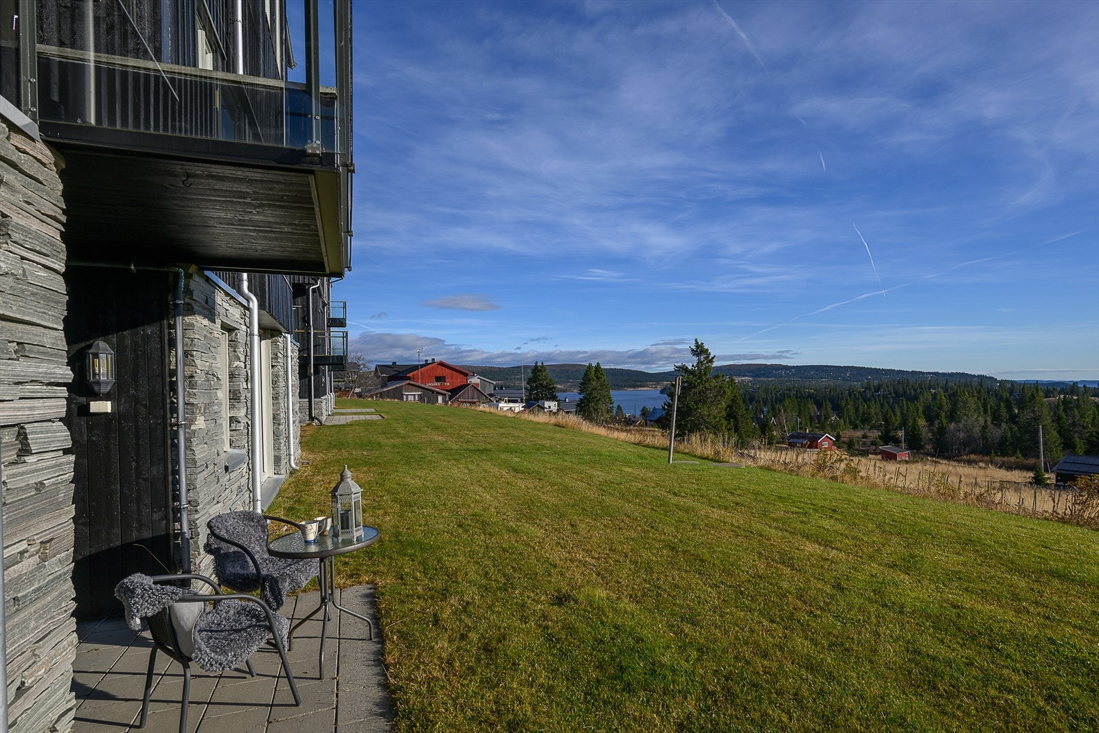 Leiligheten ligger midt i smørøyet på Sjusjøen, men umiddelbar gangavstand til det meste. I tillegg får du fred og ro, med liten trafikkbelastning. Tett på fine grøntarealer. Galleribilde