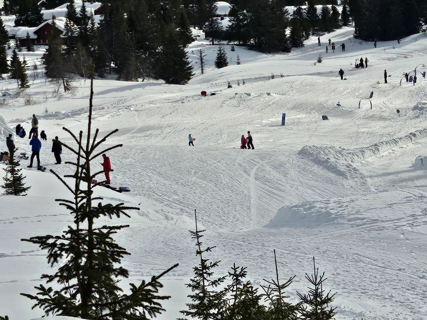 I meget kort avstand fra leiligheten finner du "Hallabakken". En fin akebakke der det også innimellom arrangeres leker og aktiviteter gjennom sesongen. Galleribilde