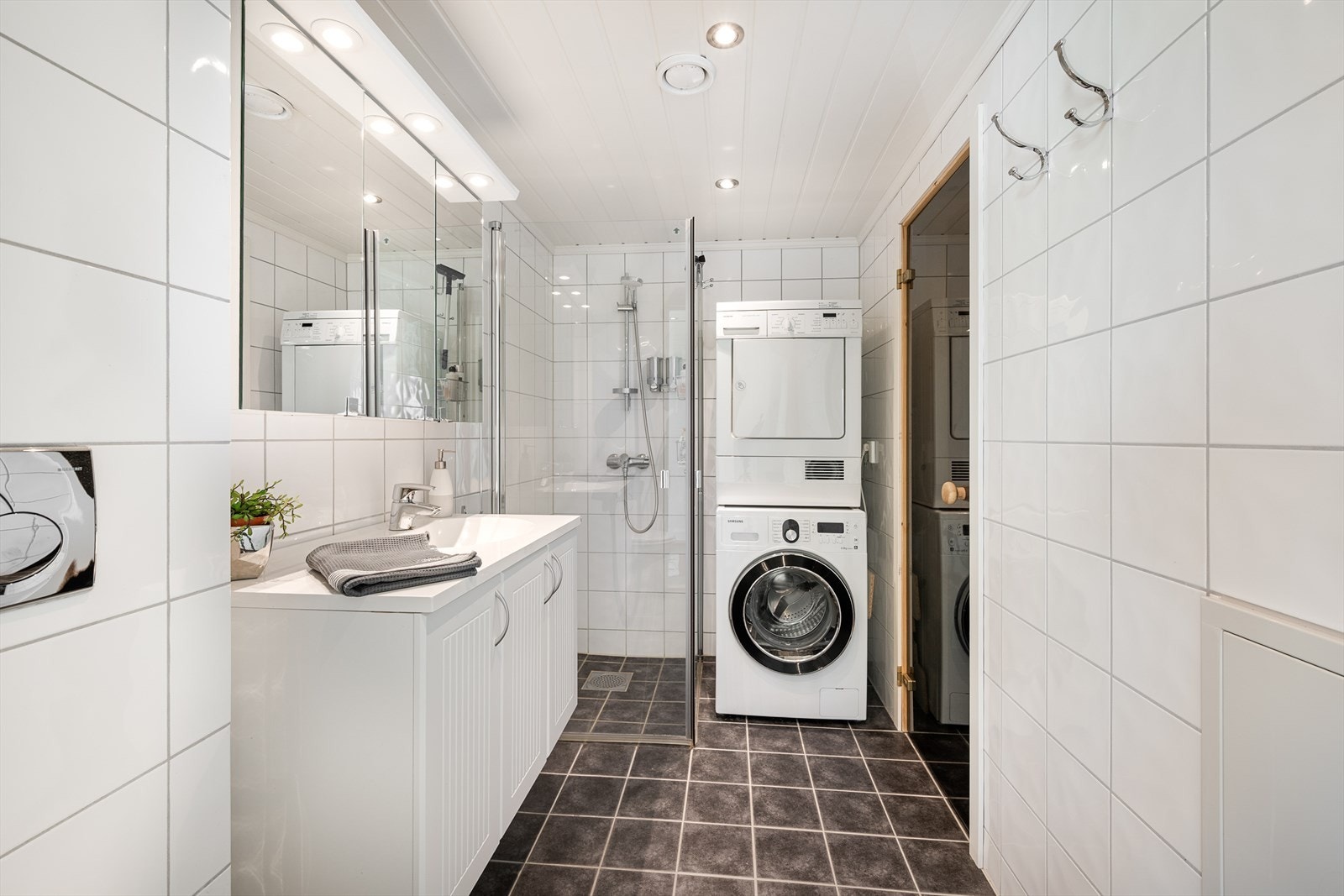 Tidløst og funksjonelt bad med badstue. Galleribilde