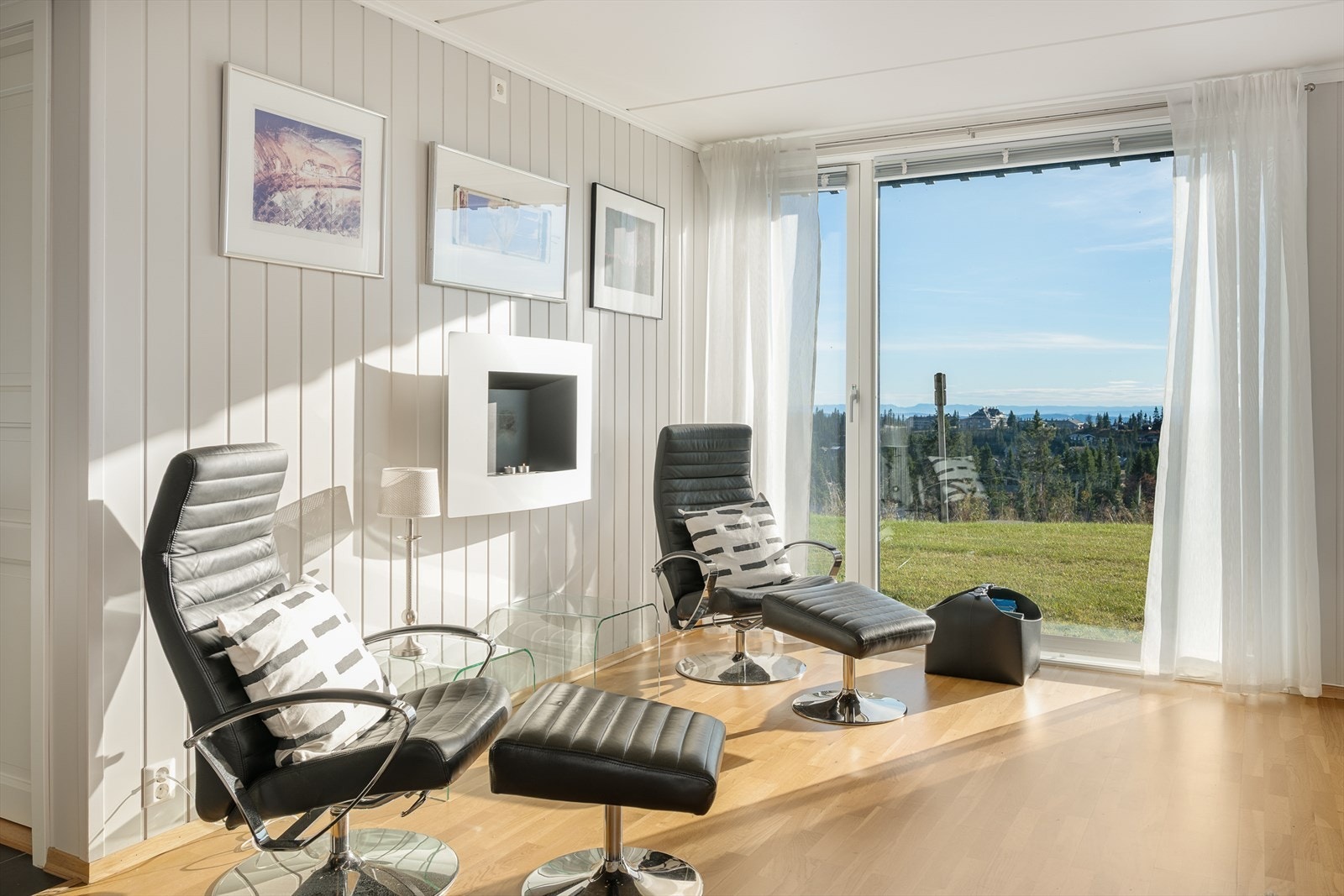 Fin utsikt kan nytes gjennom store vindusflater. Galleribilde