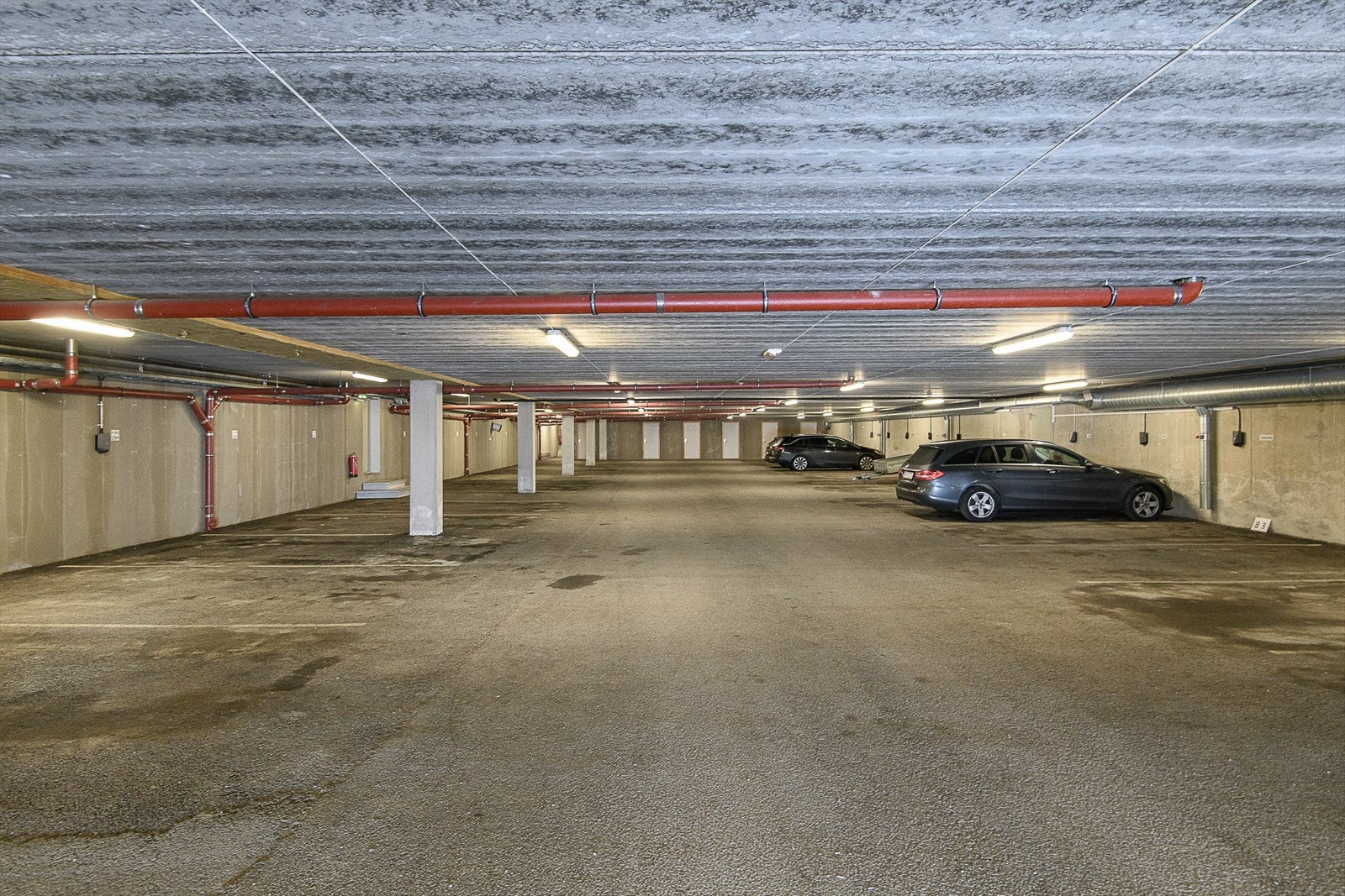 Felles garasjekjeller med egen bod for praktisk oppbevaring. Galleribilde