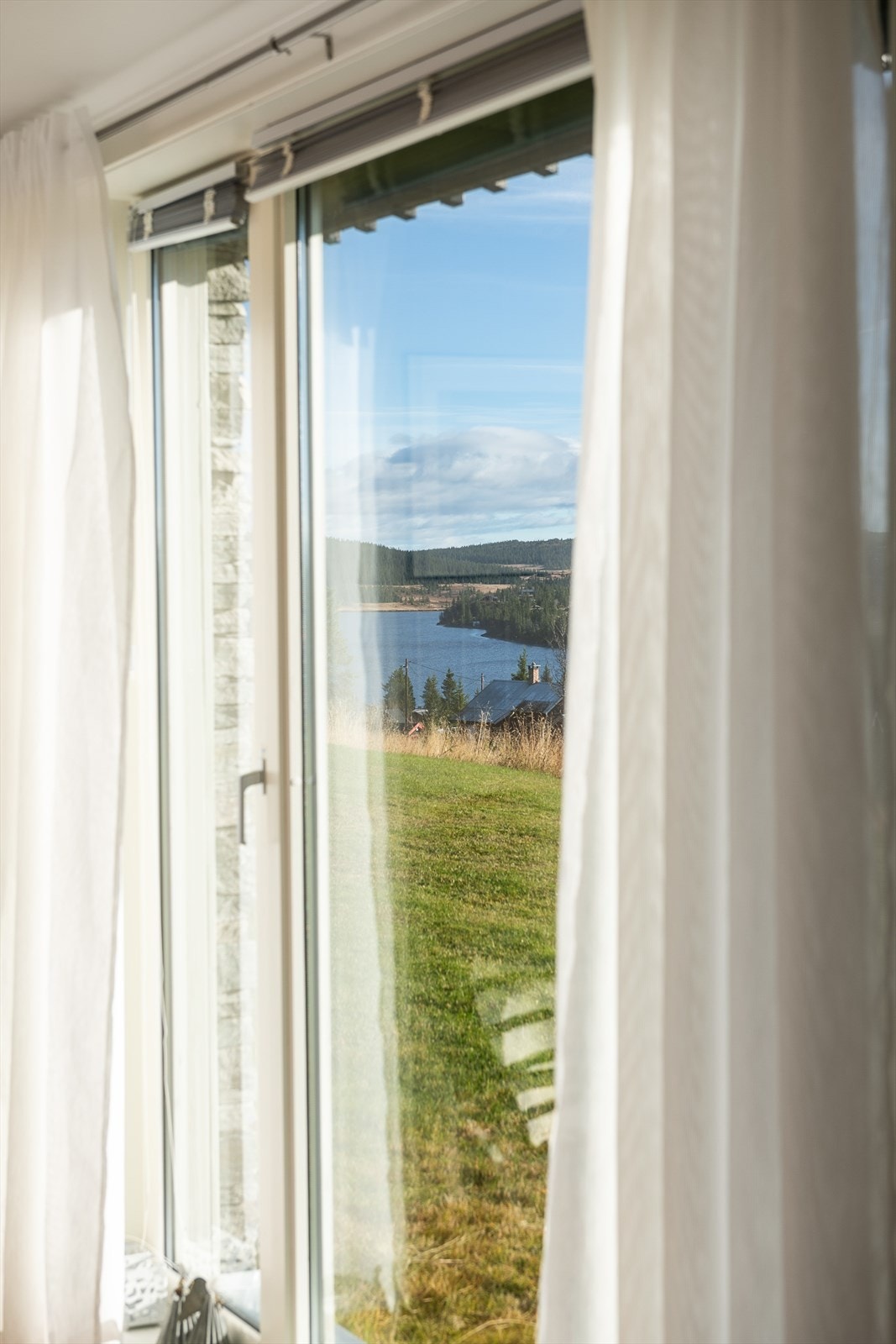 Rett utenfor disse vinduene finnes et ypperlig utgangspunkt for turer og aktiviteter hele året. Skiløyper og turstier tilpasset hele familien er lett tilgjengelig. Galleribilde