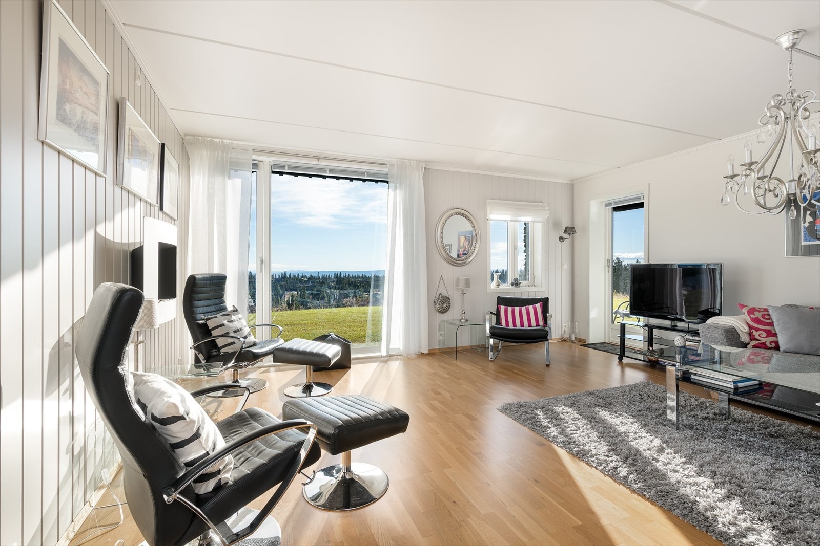 Utgang fra stua og ut til uteområdet utenfor leiligheten. Galleribilde