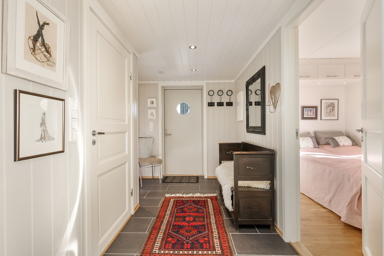 Entré med praktisk garderobeløsning og speilskyvedører. Galleribilde