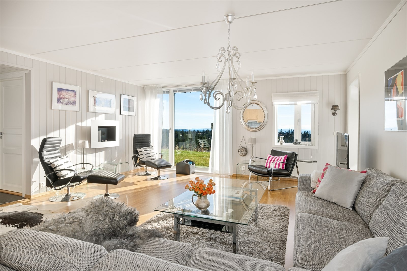 Det er en gjennomført og helhetlig stil i leiligheten. På godværsdagene flommer lyset inn gjennom de store vinduene. Galleribilde