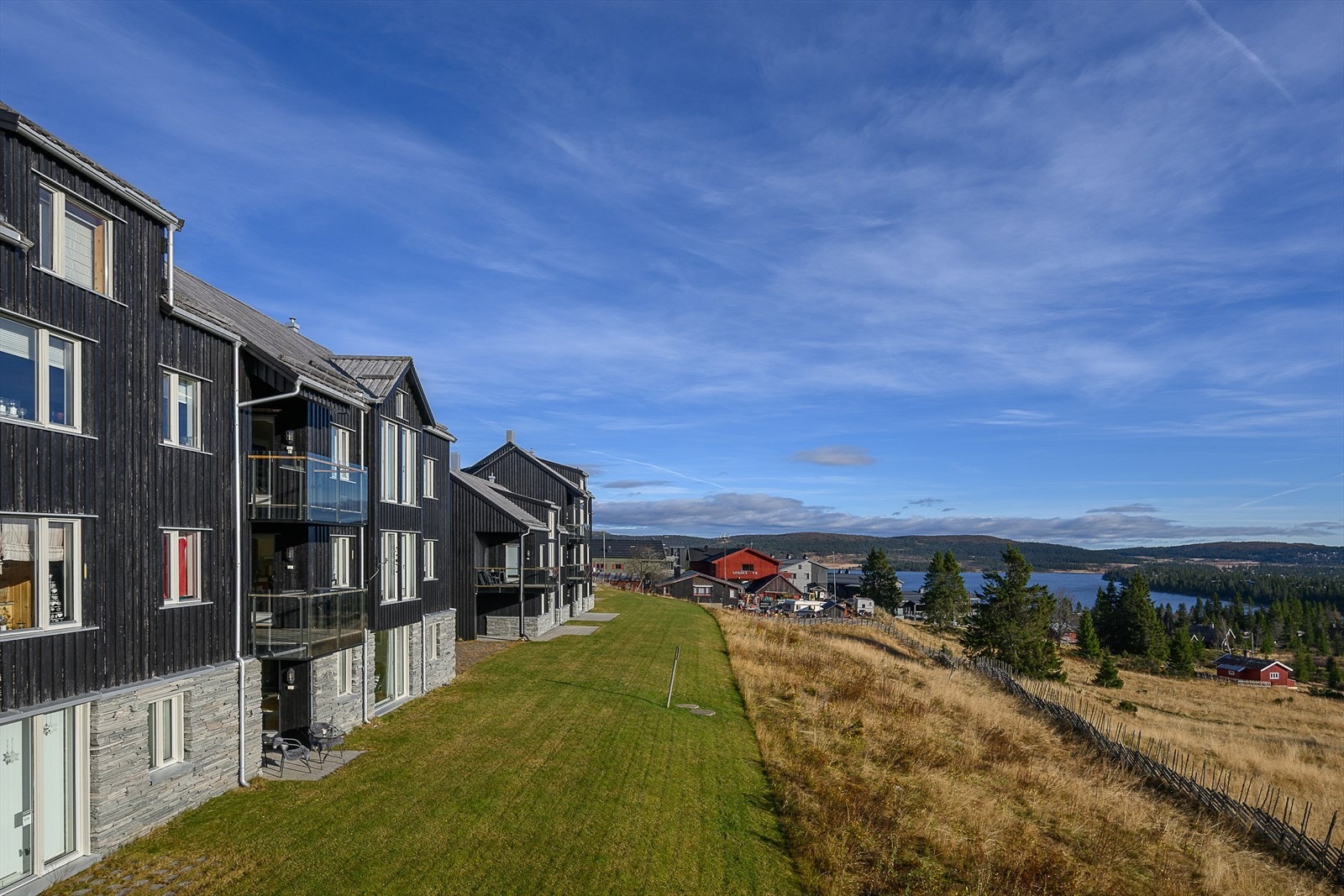 Attraktiv beliggenhet i sameiet med nydelig utsikt og fine solforhold. Enkel adkomst, nærmest direkte fra garasjen eller via utvendig trapp. Galleribilde