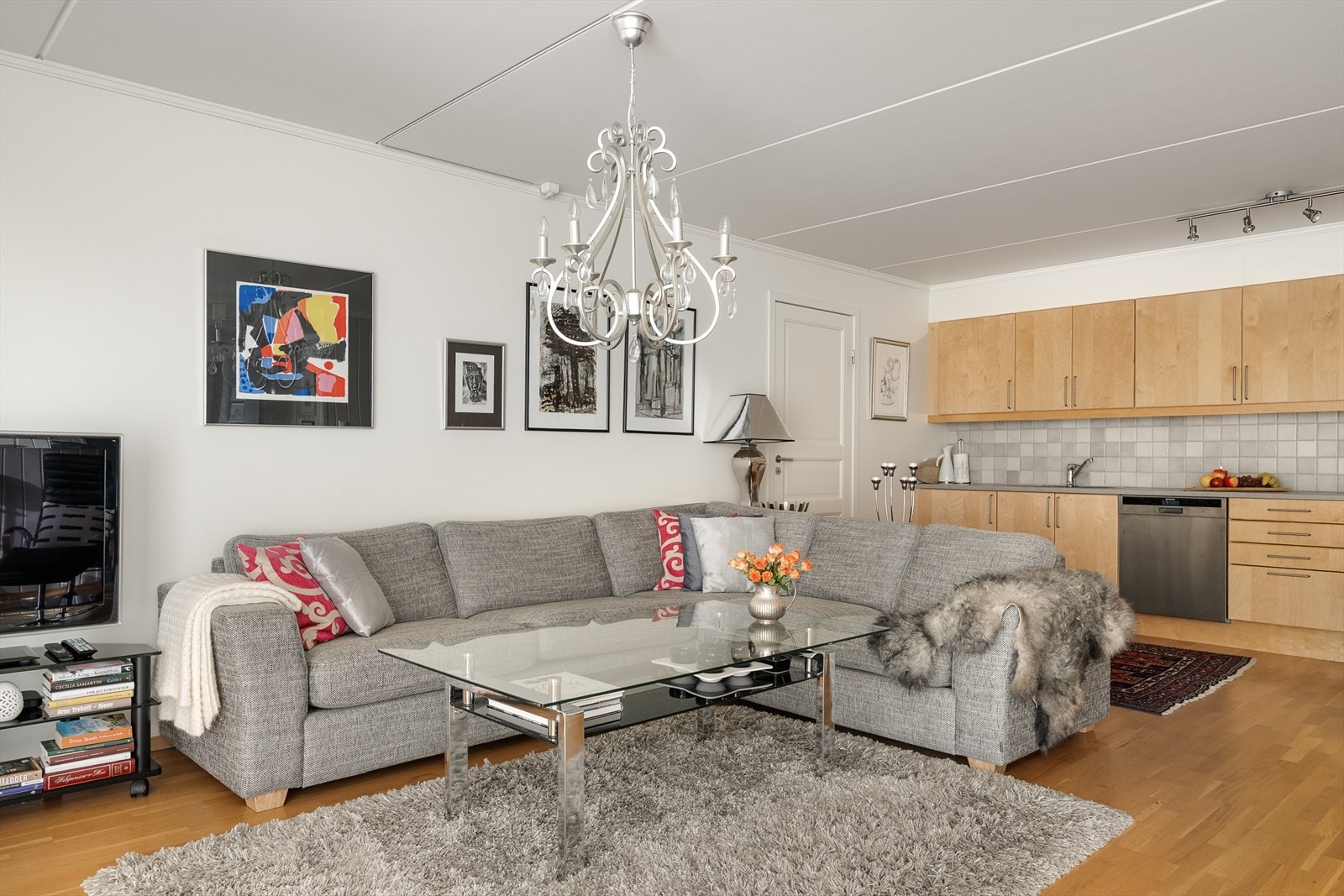 Den romslige stuen gir fin plass til sofaen. Galleribilde