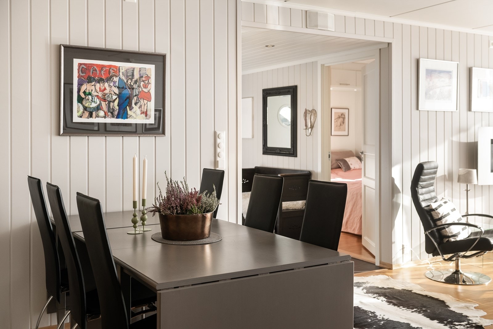 Det er plass til et raust spisebord i forbindelse med kjøkkenet. Et fint samlingssted for hyggelige måltider. Galleribilde