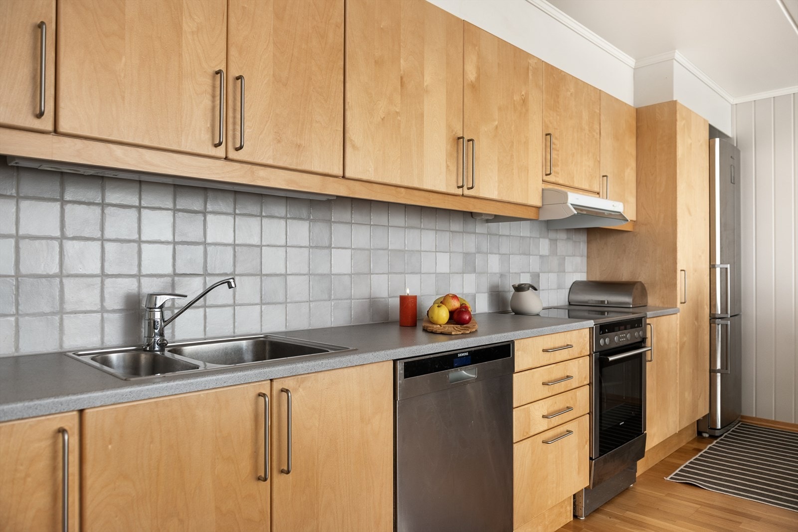 Godt med skapplass for god oppbevaring. Fliser over benk. Galleribilde