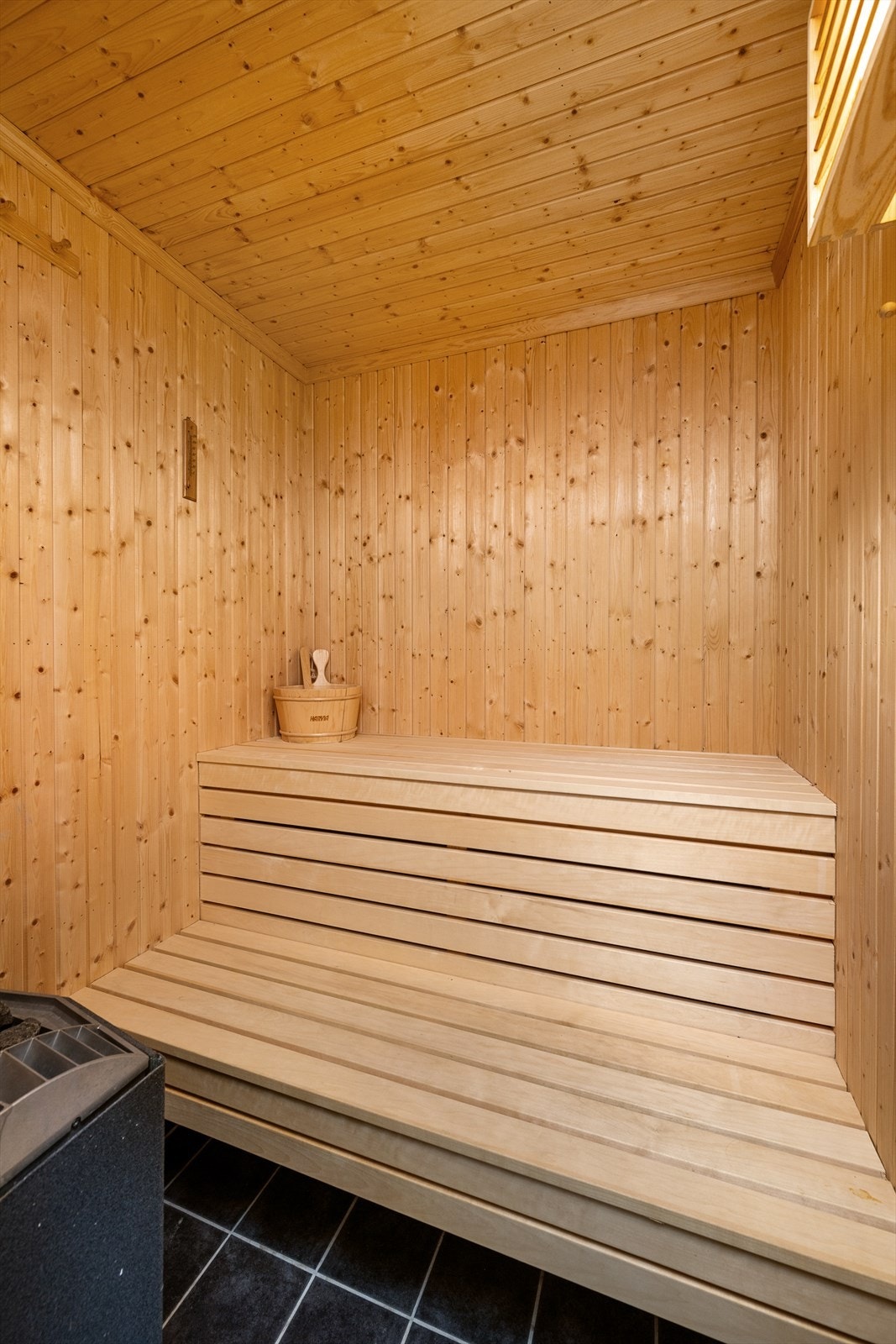 Badstue med direkte adkomst fra badet. Trebenker og elektrisk badstueovn. Galleribilde