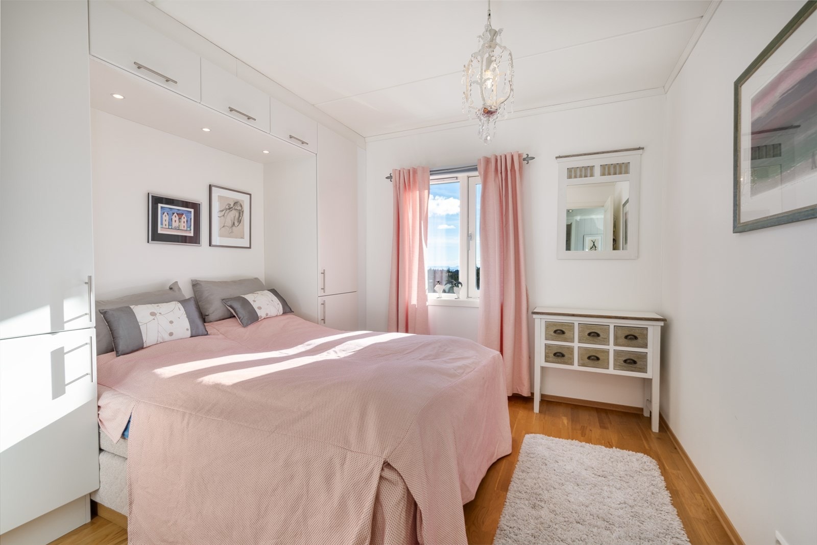 Leiligheten har 2 soverom. Hovedsoverommet har plass til dobbeltseng og garderobeskap. Galleribilde