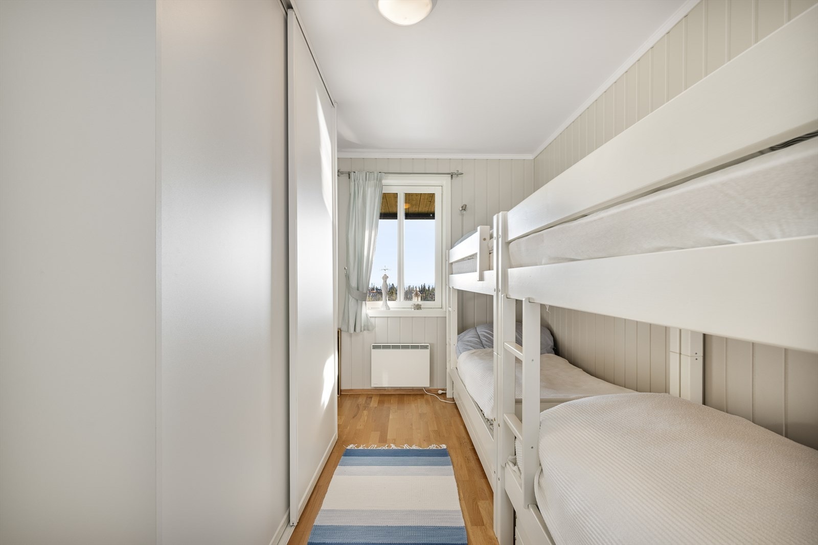 Det andre soverommet har adkomst fra stua. Her er det plass til køyeseng. Galleribilde