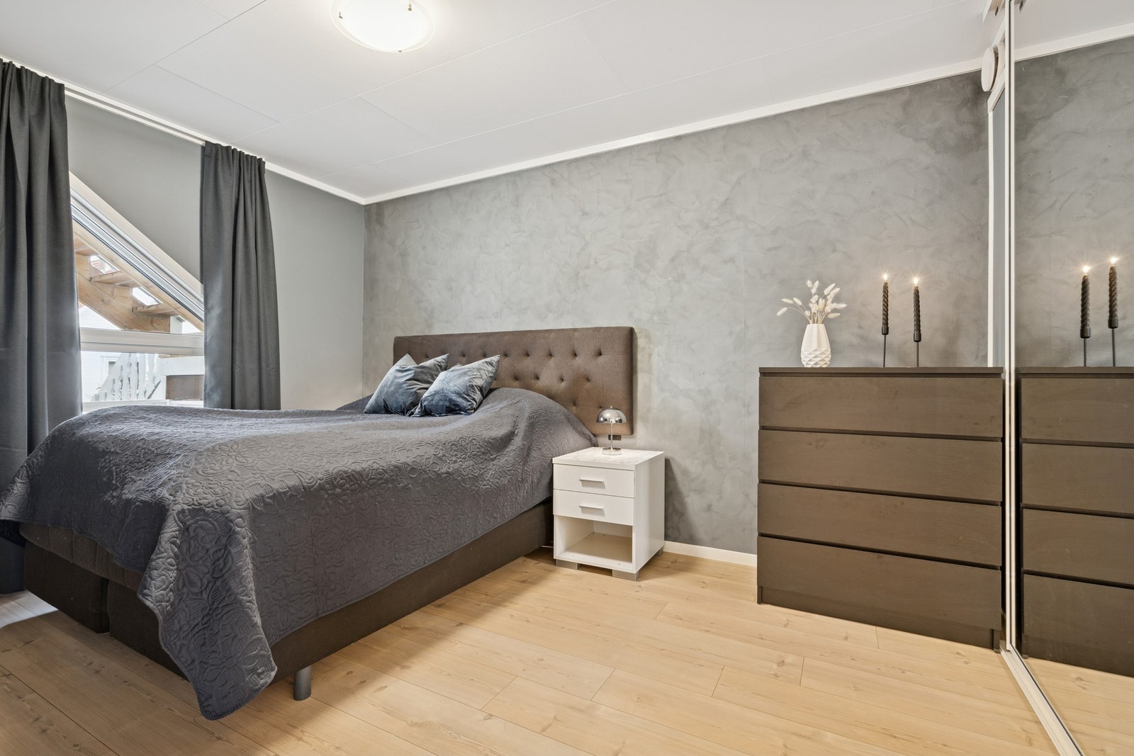 Hovedsoverommet er av god størrelse, med tilliggende bod/garderobe. Galleribilde