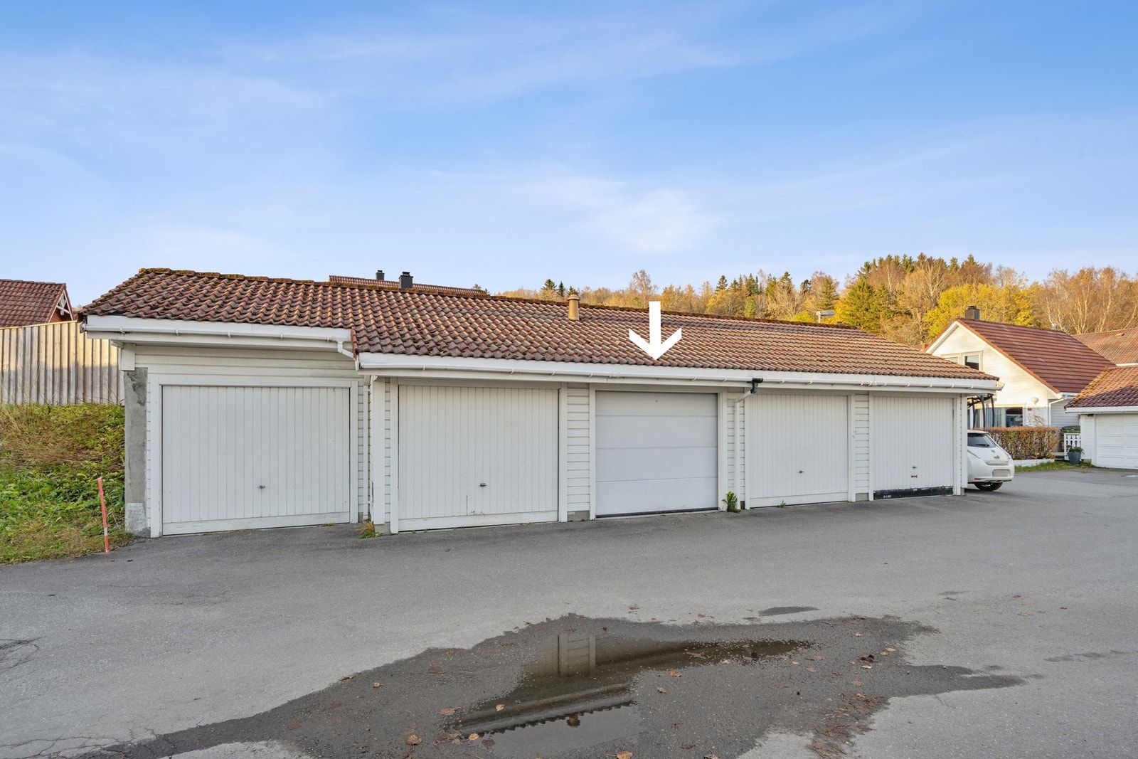 Fast parkering i garasje med el-port. Praktisk hems for ekstra oppbevaring. Galleribilde